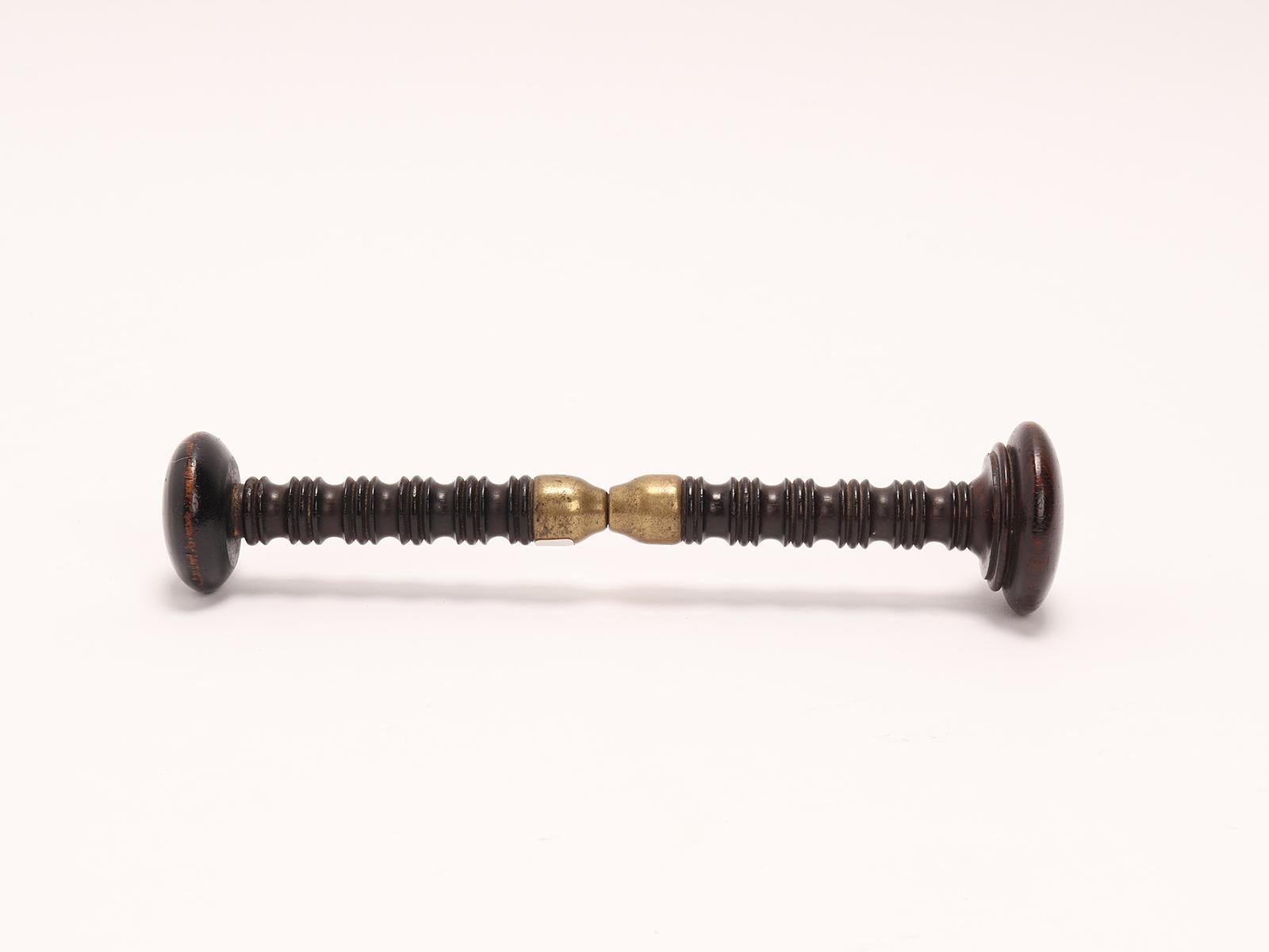 Anglais Instrument scientifique du XVIIIe siècle : pince dilatatrice à vis en bois. en vente