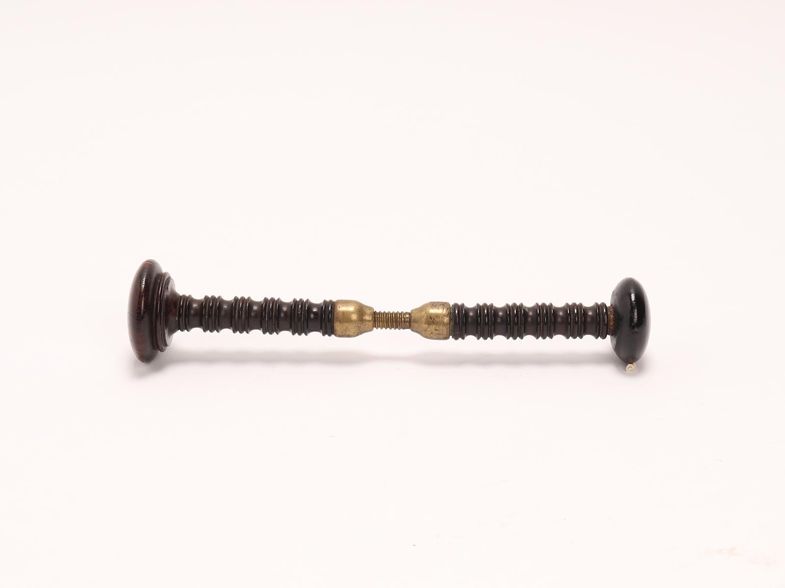Instrument scientifique du XVIIIe siècle : pince dilatatrice à vis en bois. Bon état - En vente à Milan, IT