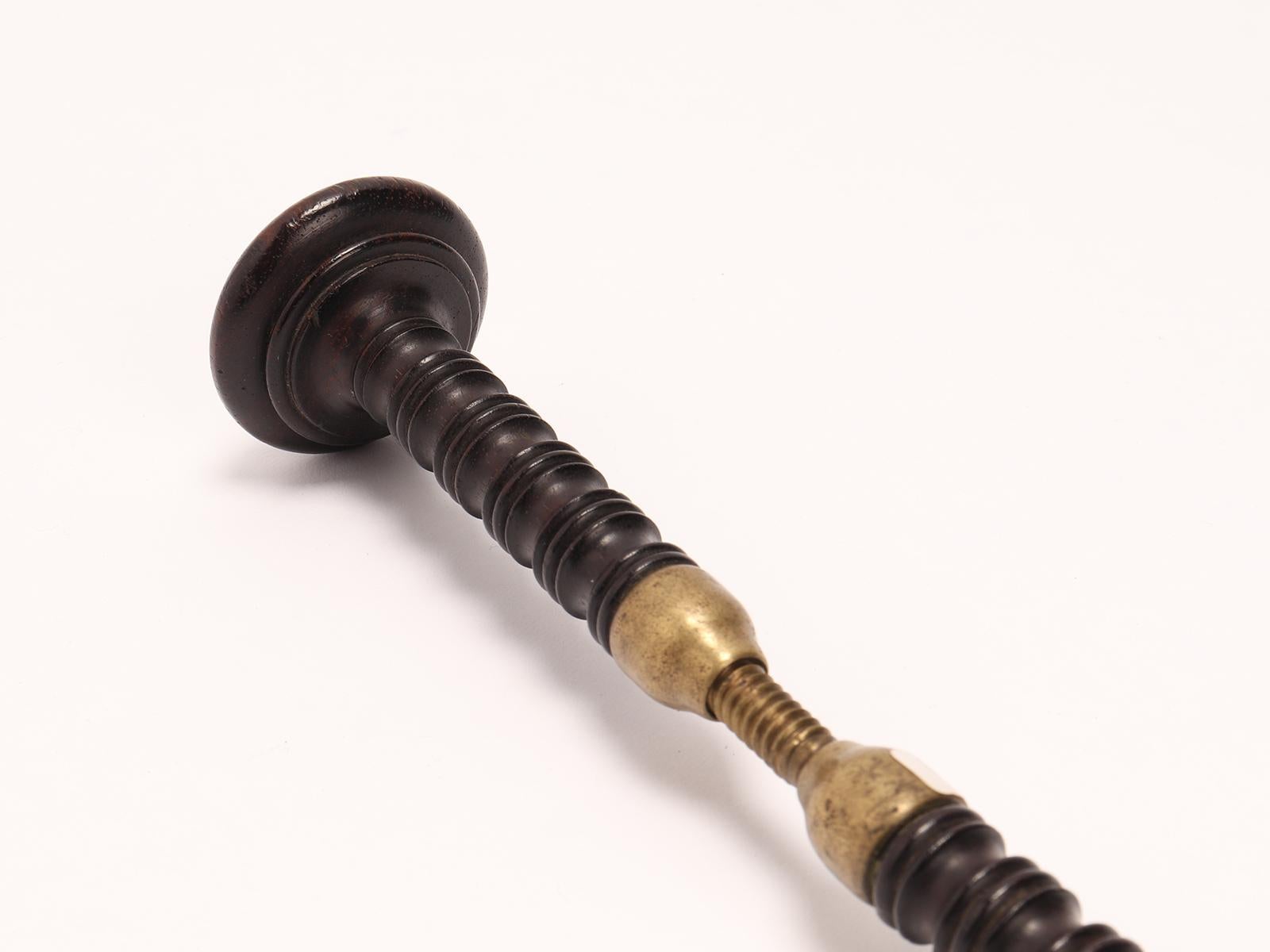Laiton Instrument scientifique du XVIIIe siècle : pince dilatatrice à vis en bois. en vente