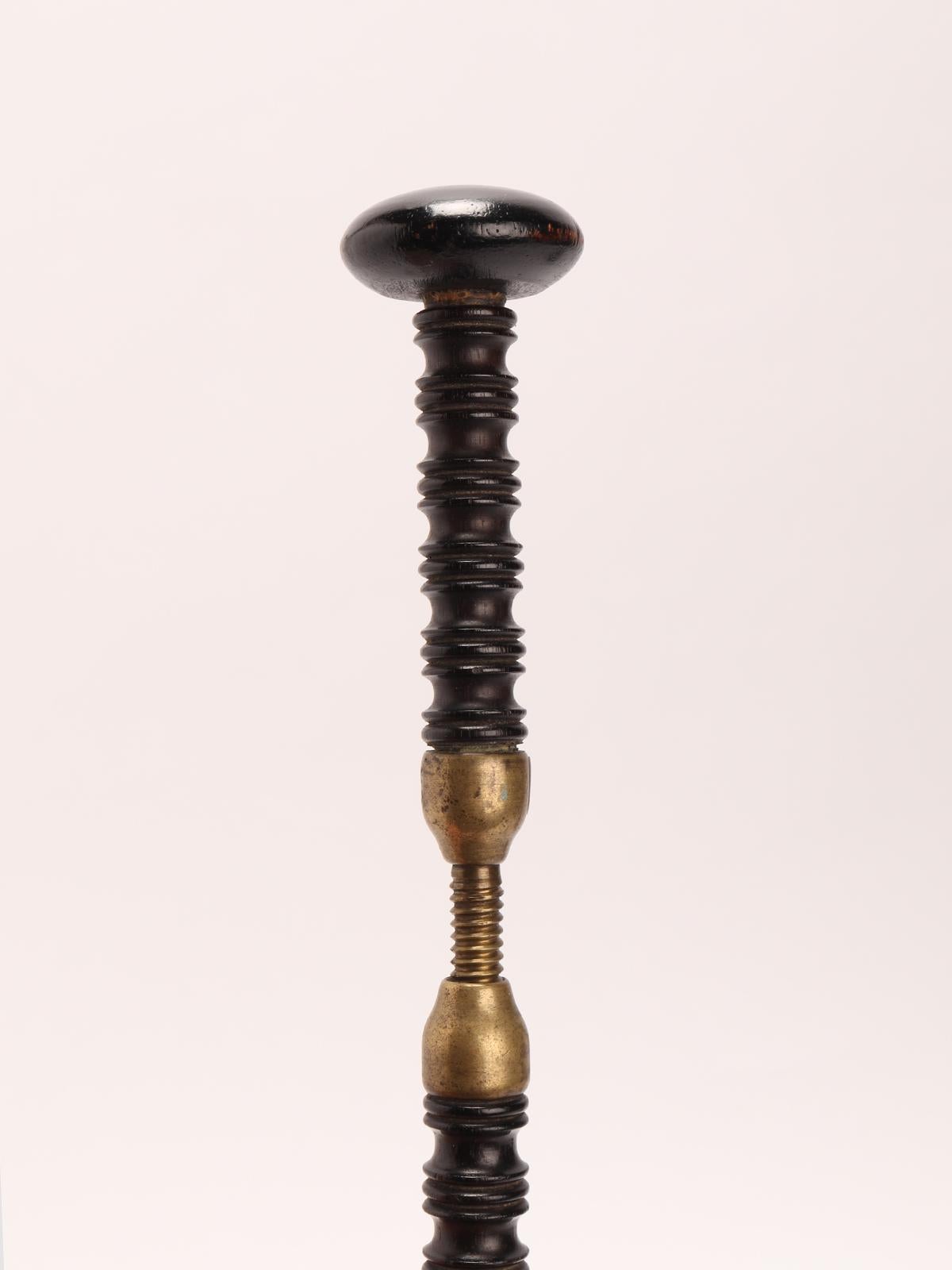 Instrument scientifique du XVIIIe siècle : pince dilatatrice à vis en bois. en vente 1