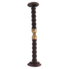 Instrument scientifique du XVIIIe siècle : pince dilatatrice à vis en bois.