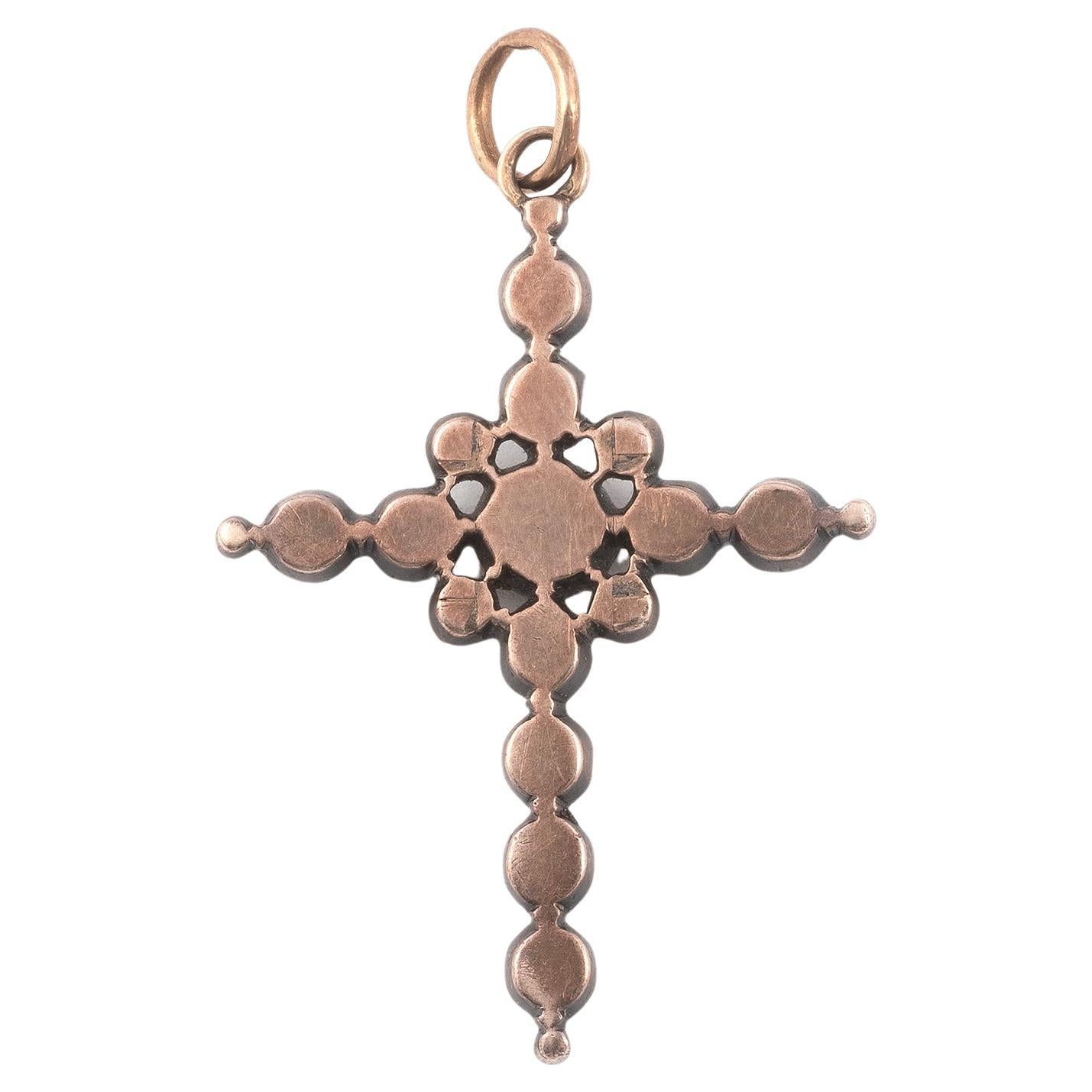 La croix latine, sertie de diamants taille rose dans des montures fermées en relief.
Montés en argent et or, longueurs : pendentif 3,7cm