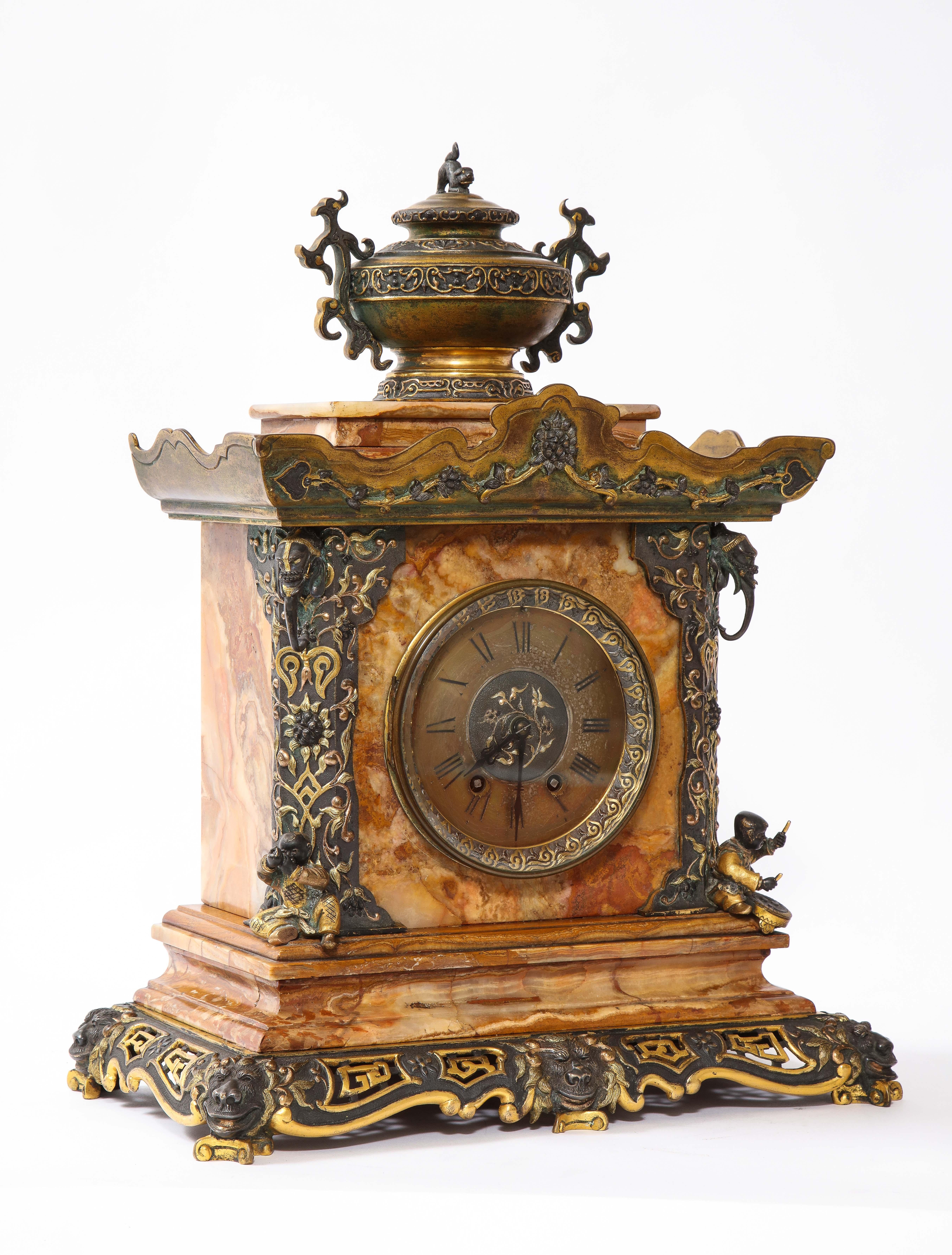A 19 C. Reloj francés Japonisme Garniture, Att. E. Cornu, Estilo de Édouard Lièvre Dorado en venta