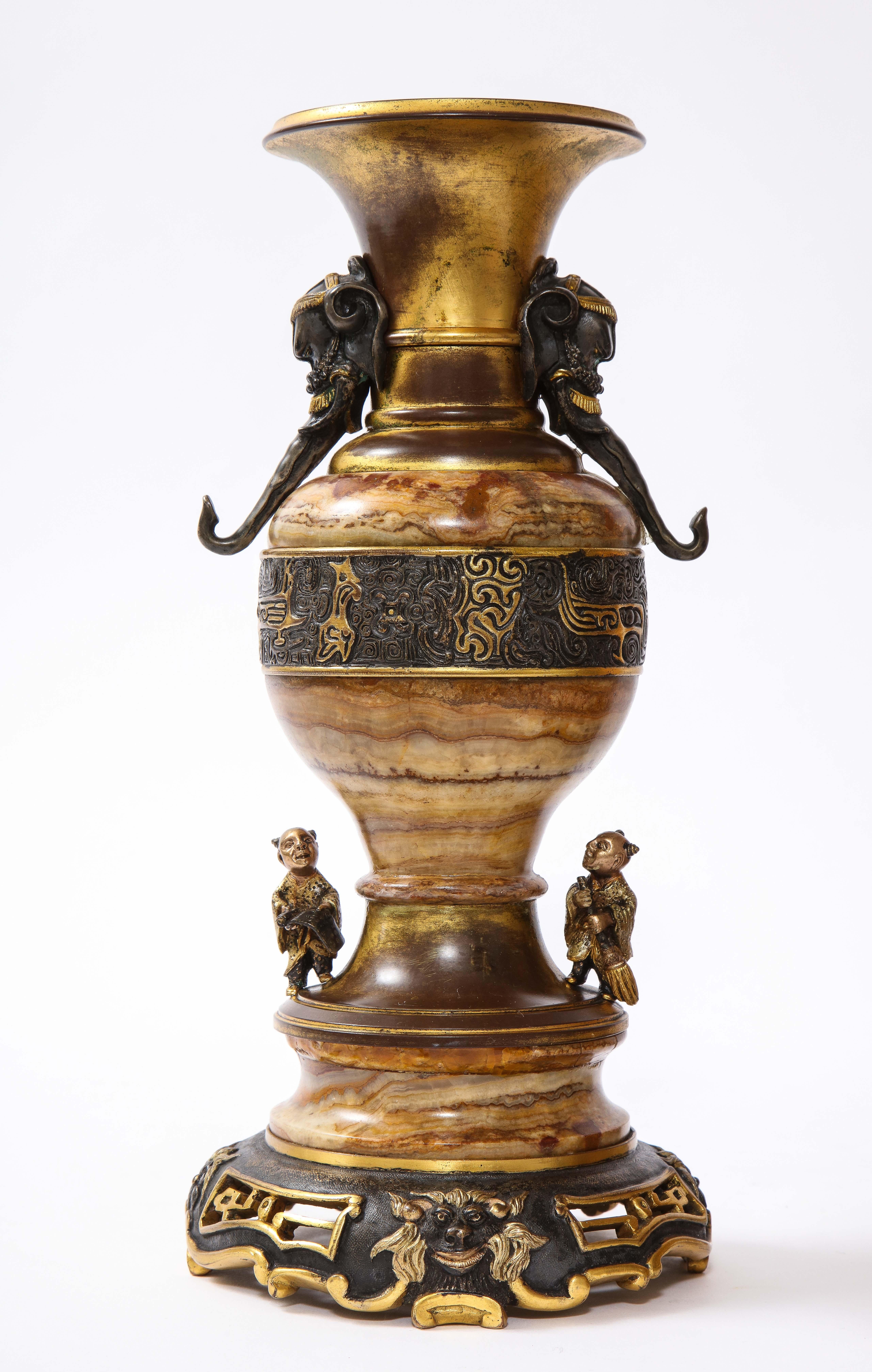 A 19 C. Reloj francés Japonisme Garniture, Att. E. Cornu, Estilo de Édouard Lièvre Bronce en venta