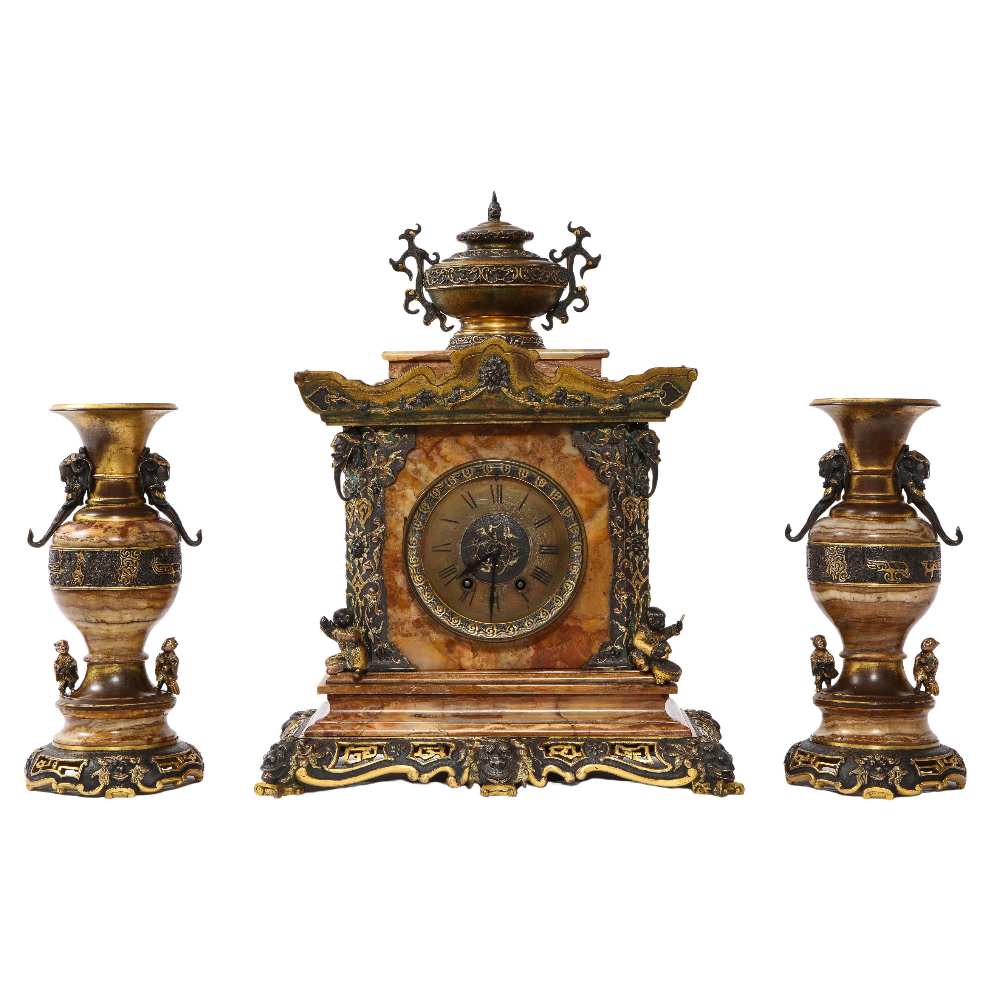 A 19 C. Reloj francés Japonisme Garniture, Att. E. Cornu, Estilo de Édouard Lièvre