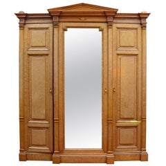 Armoire de style néoclassique américain du XIXe siècle en érable piqué