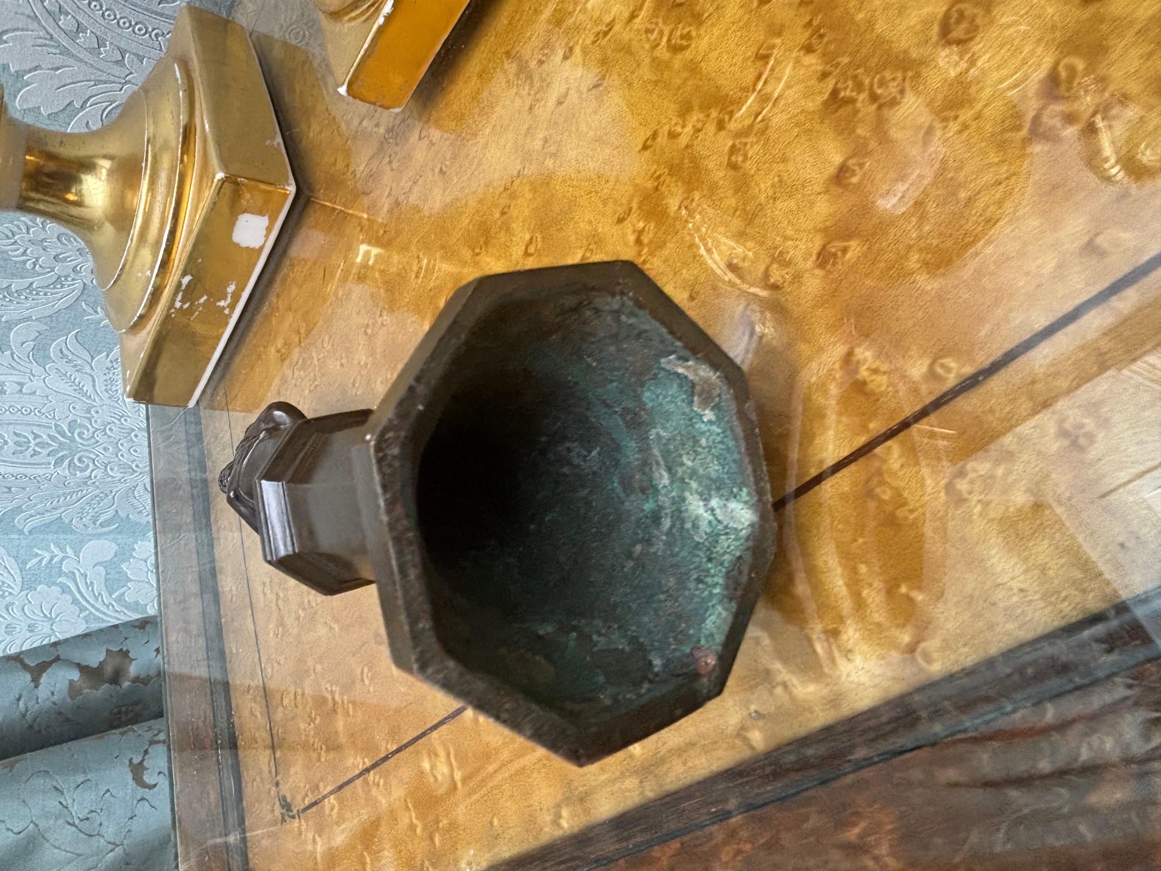 Statuette en bronze du 19e siècle représentant Napoléon debout en uniforme sur un piédestal en vente 2