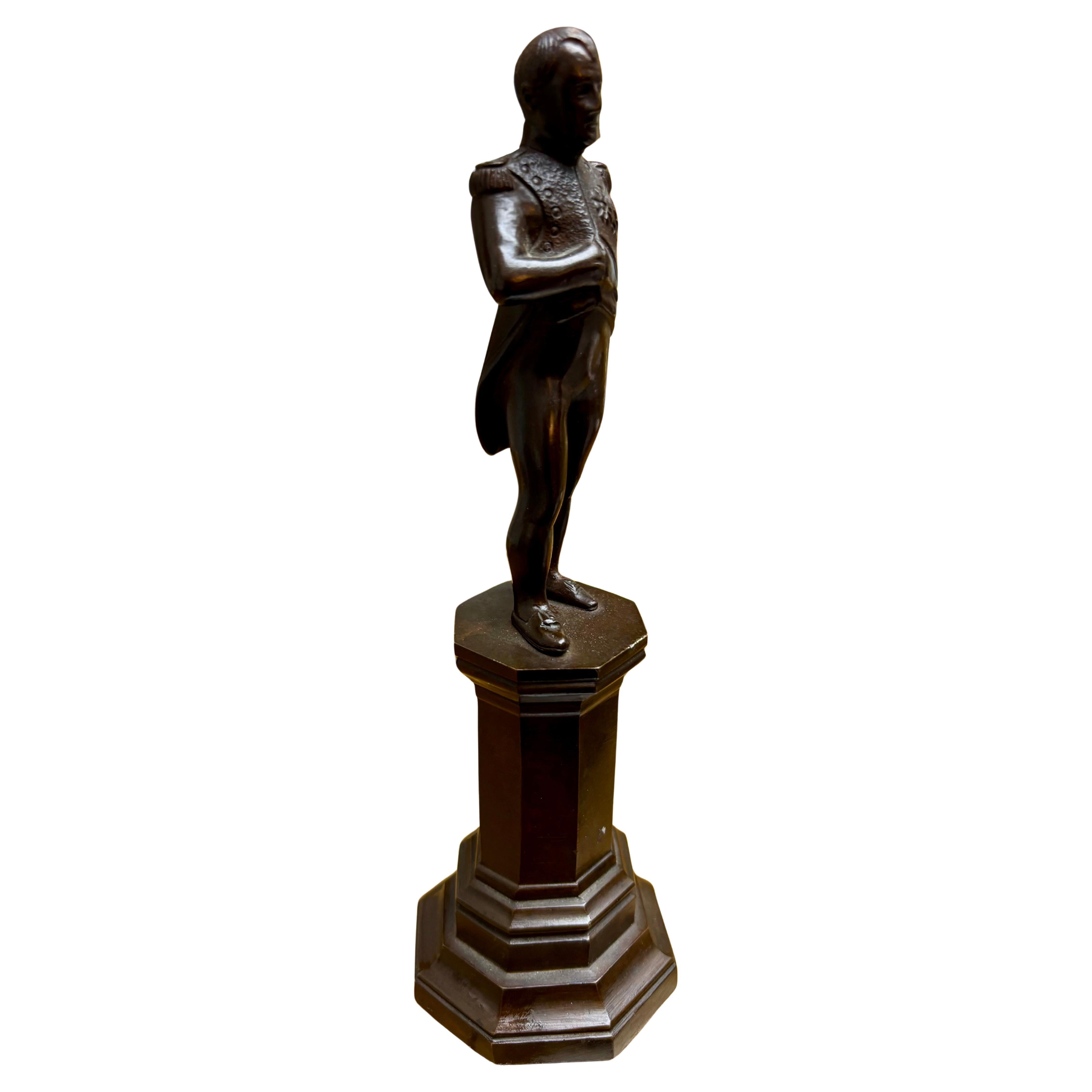 
Statuette en bronze de la fin du XIXe siècle représentant Napoléon Bonaparte en uniforme, debout, la main droite de la marque rangée dans sa veste.  et l'autre dans son dos après une réunion de 1840  modèle d'une statue de Jean-Auguste Barre