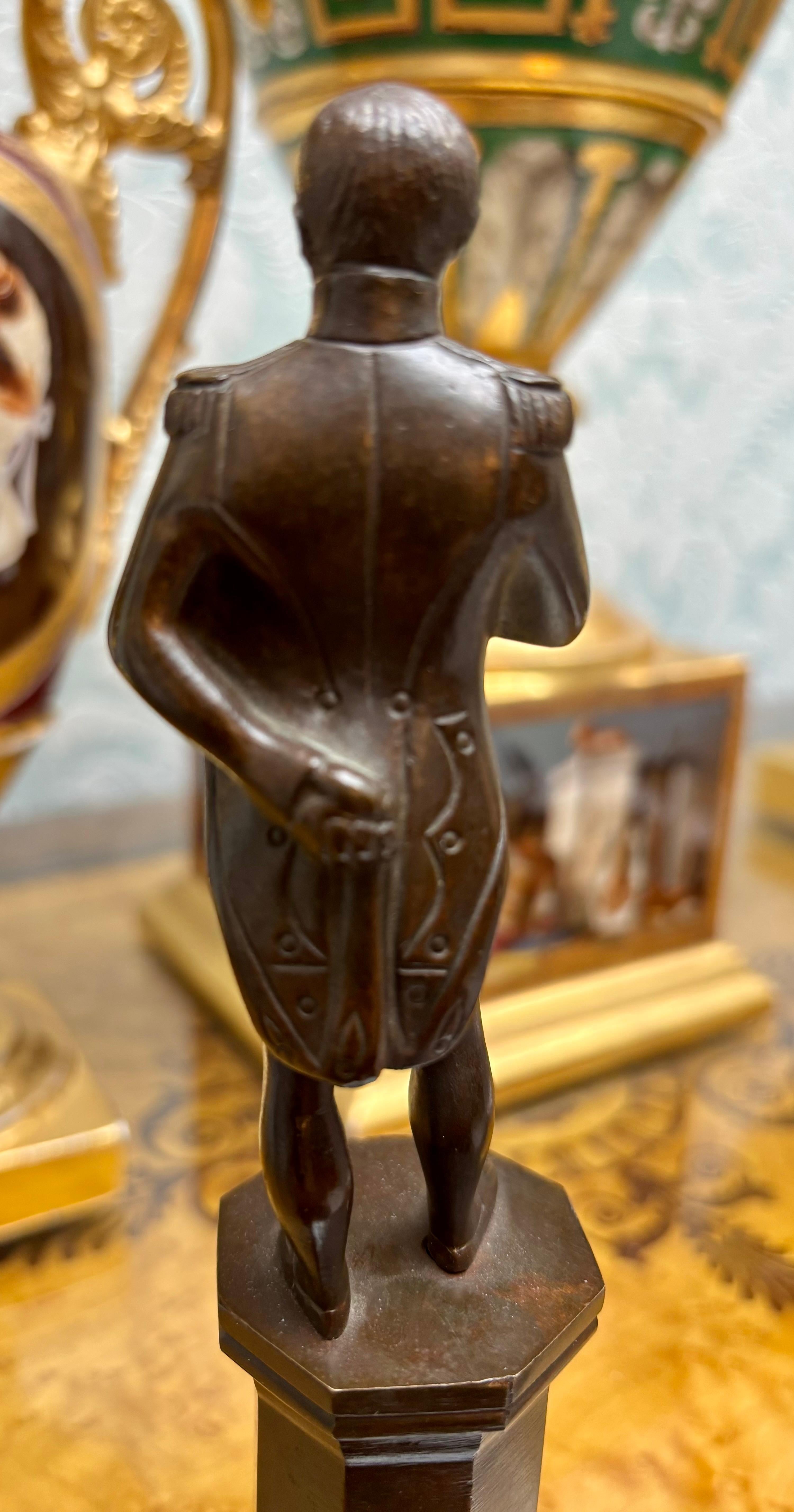 Empire Statuette en bronze du 19e siècle représentant Napoléon debout en uniforme sur un piédestal en vente