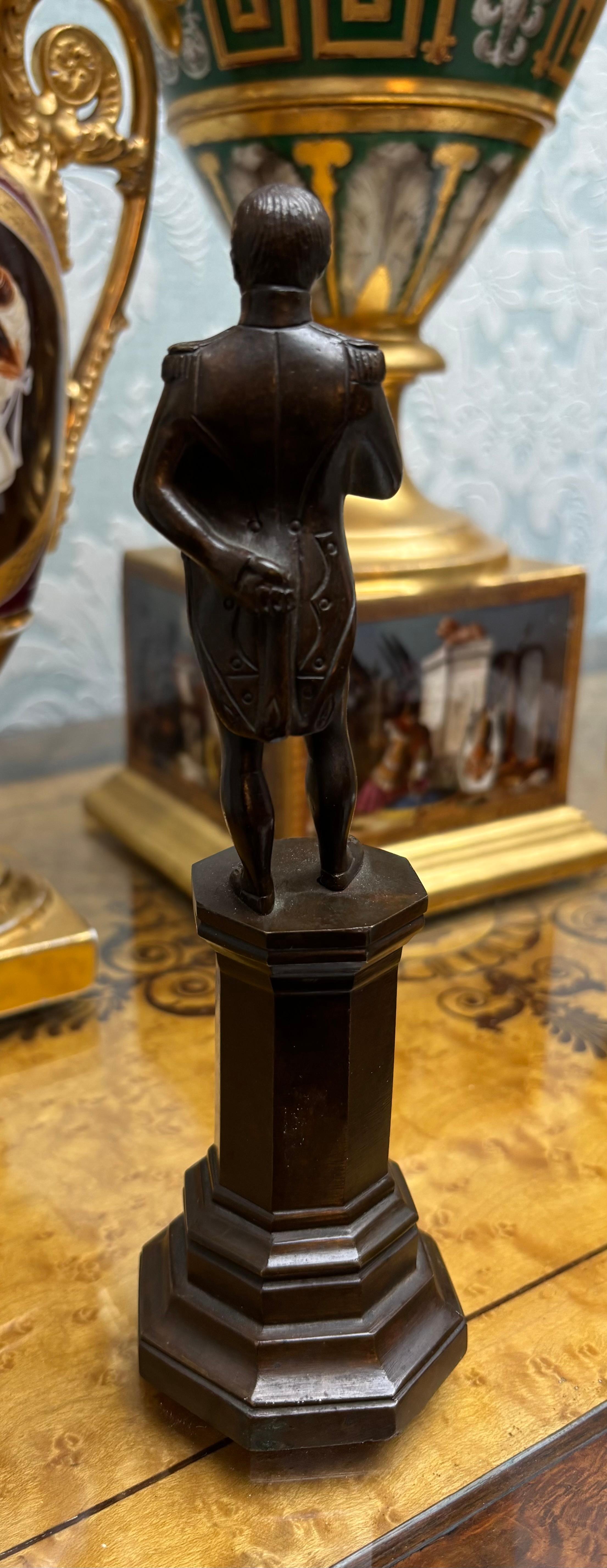 Français Statuette en bronze du 19e siècle représentant Napoléon debout en uniforme sur un piédestal en vente