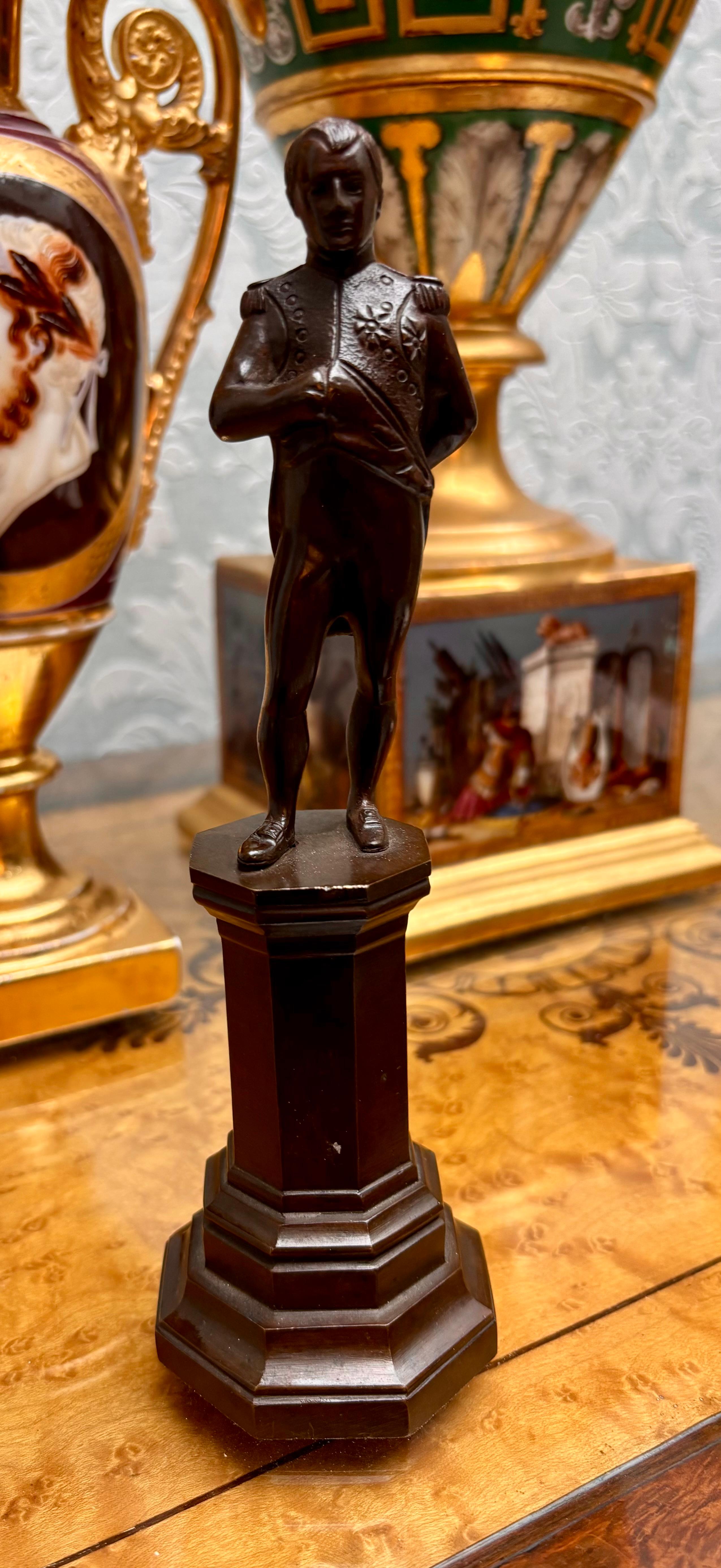Moulage Statuette en bronze du 19e siècle représentant Napoléon debout en uniforme sur un piédestal en vente