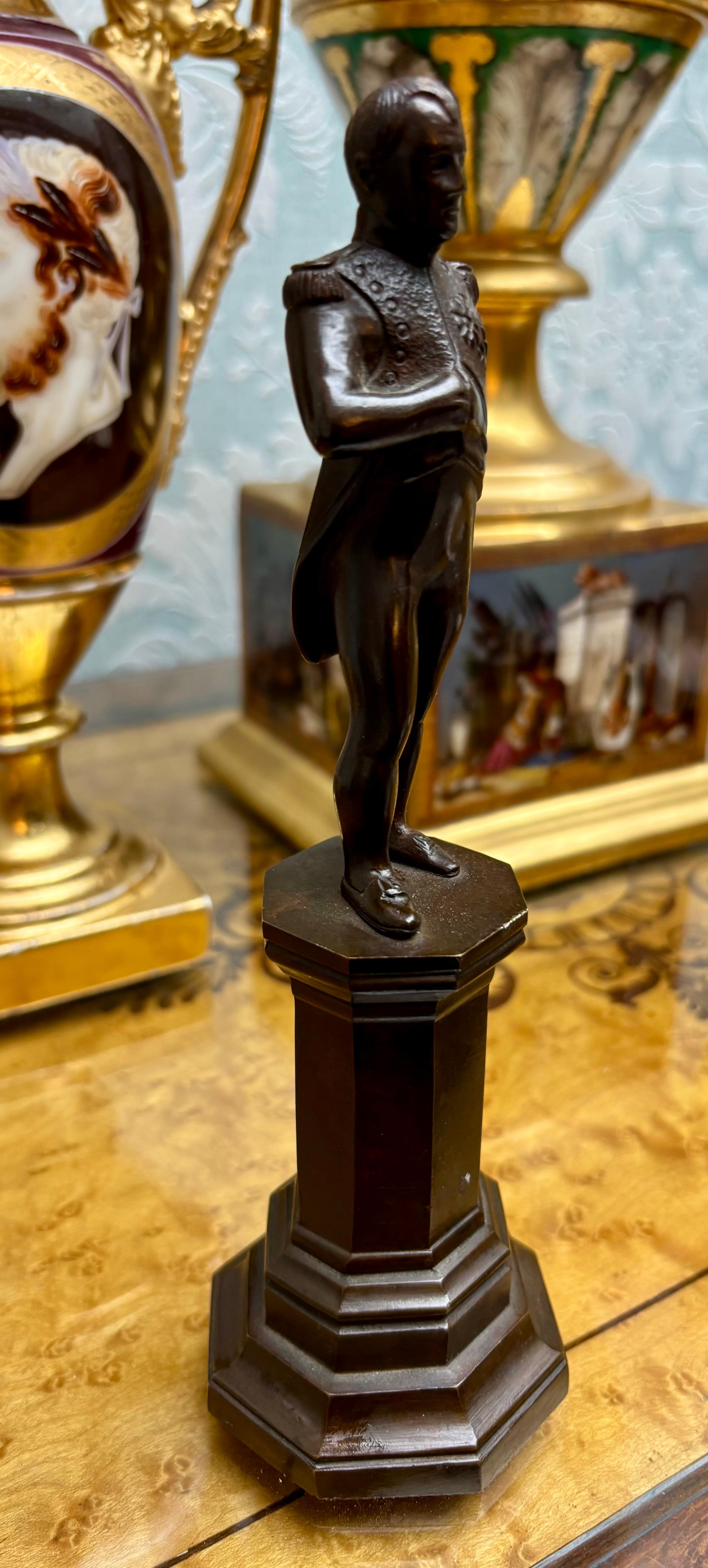 Statuette en bronze du 19e siècle représentant Napoléon debout en uniforme sur un piédestal Bon état - En vente à Vancouver, British Columbia