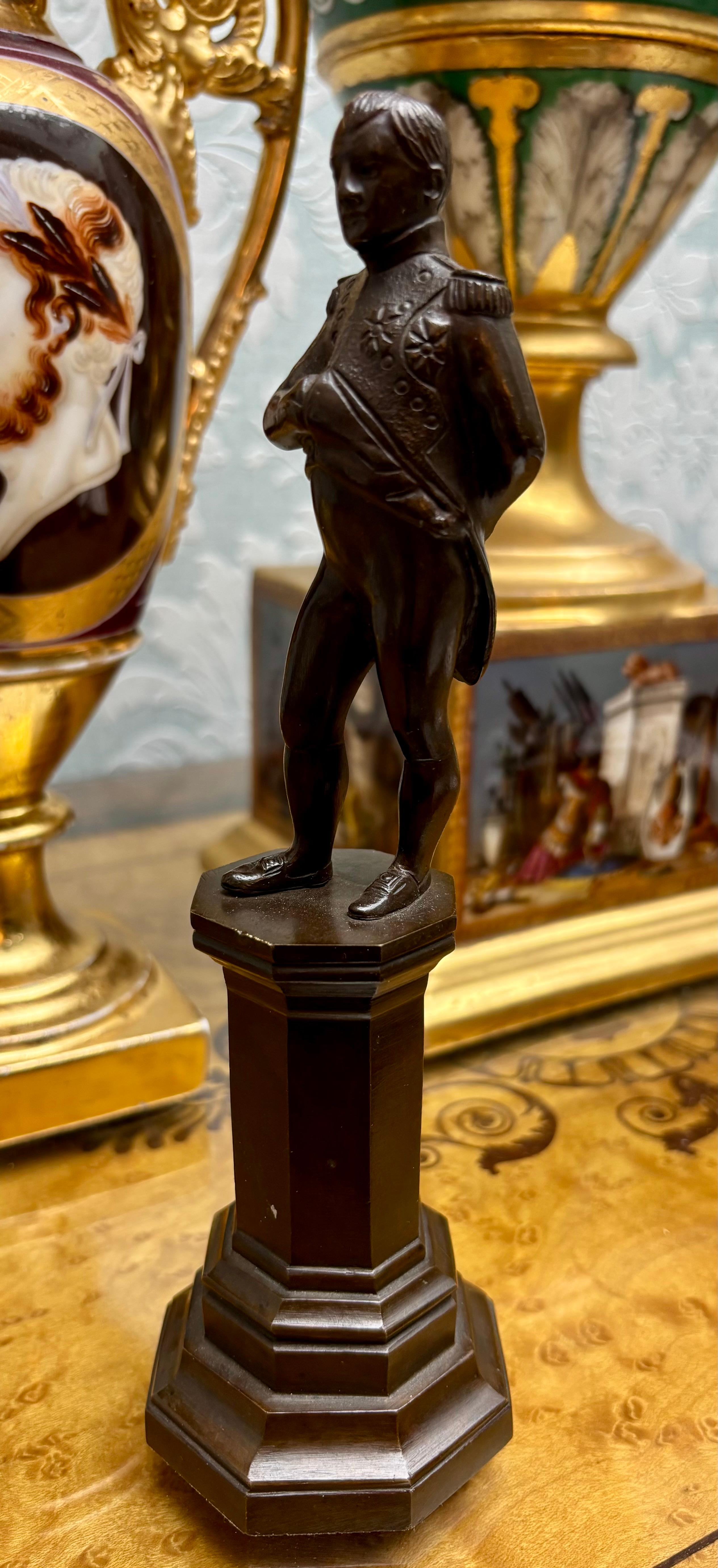 XIXe siècle Statuette en bronze du 19e siècle représentant Napoléon debout en uniforme sur un piédestal en vente