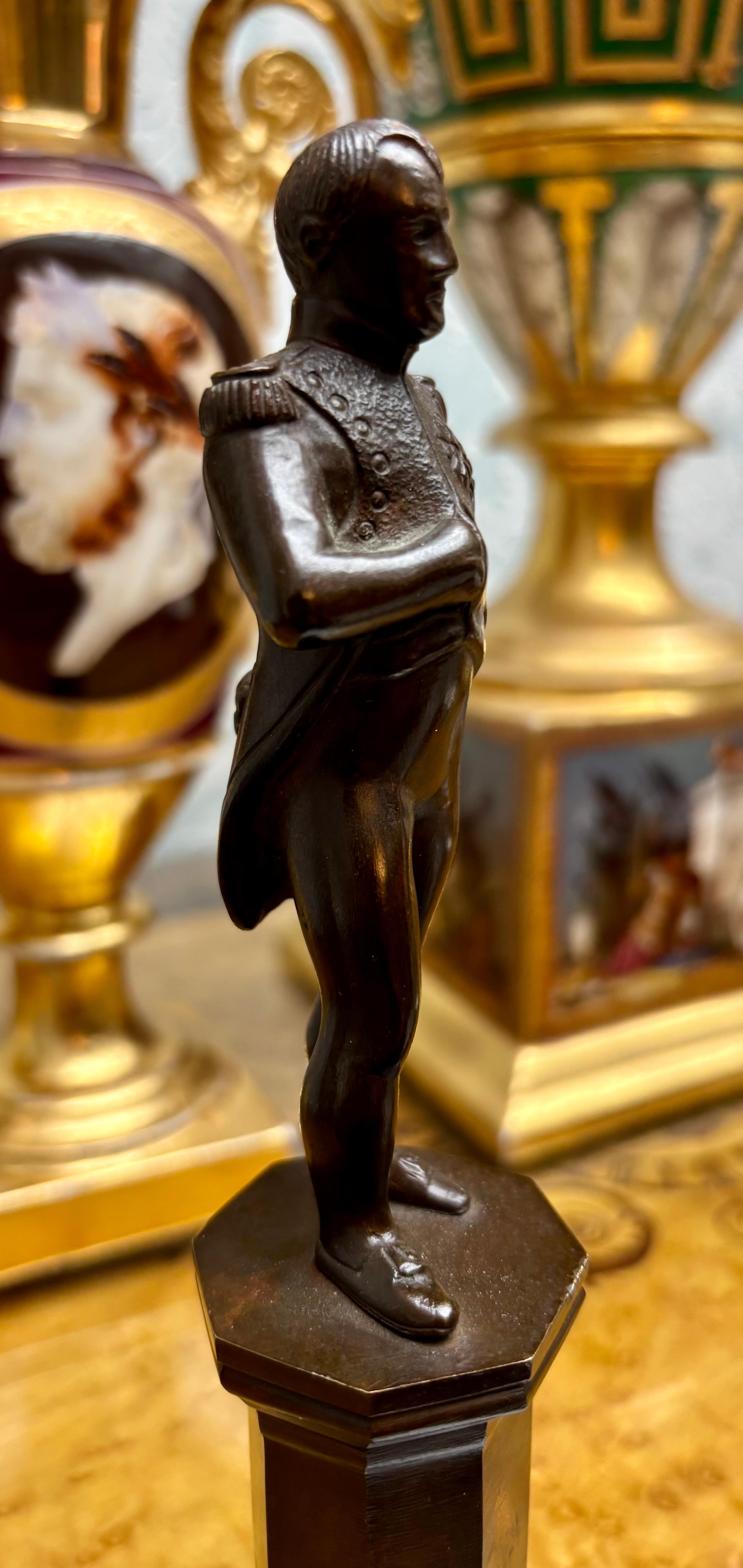 Bronze Statuette en bronze du 19e siècle représentant Napoléon debout en uniforme sur un piédestal en vente