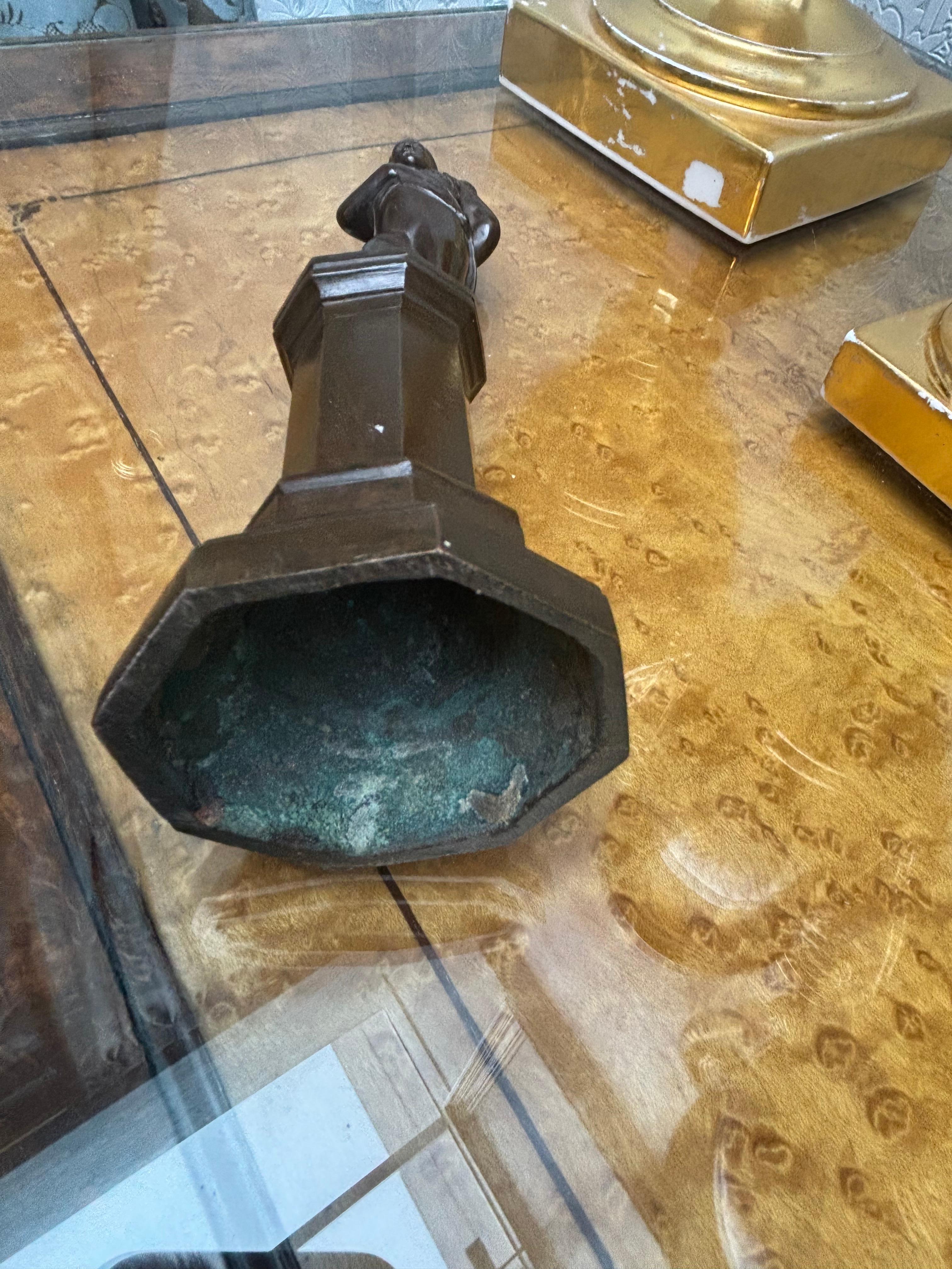 Statuette en bronze du 19e siècle représentant Napol�éon debout en uniforme sur un piédestal en vente 1