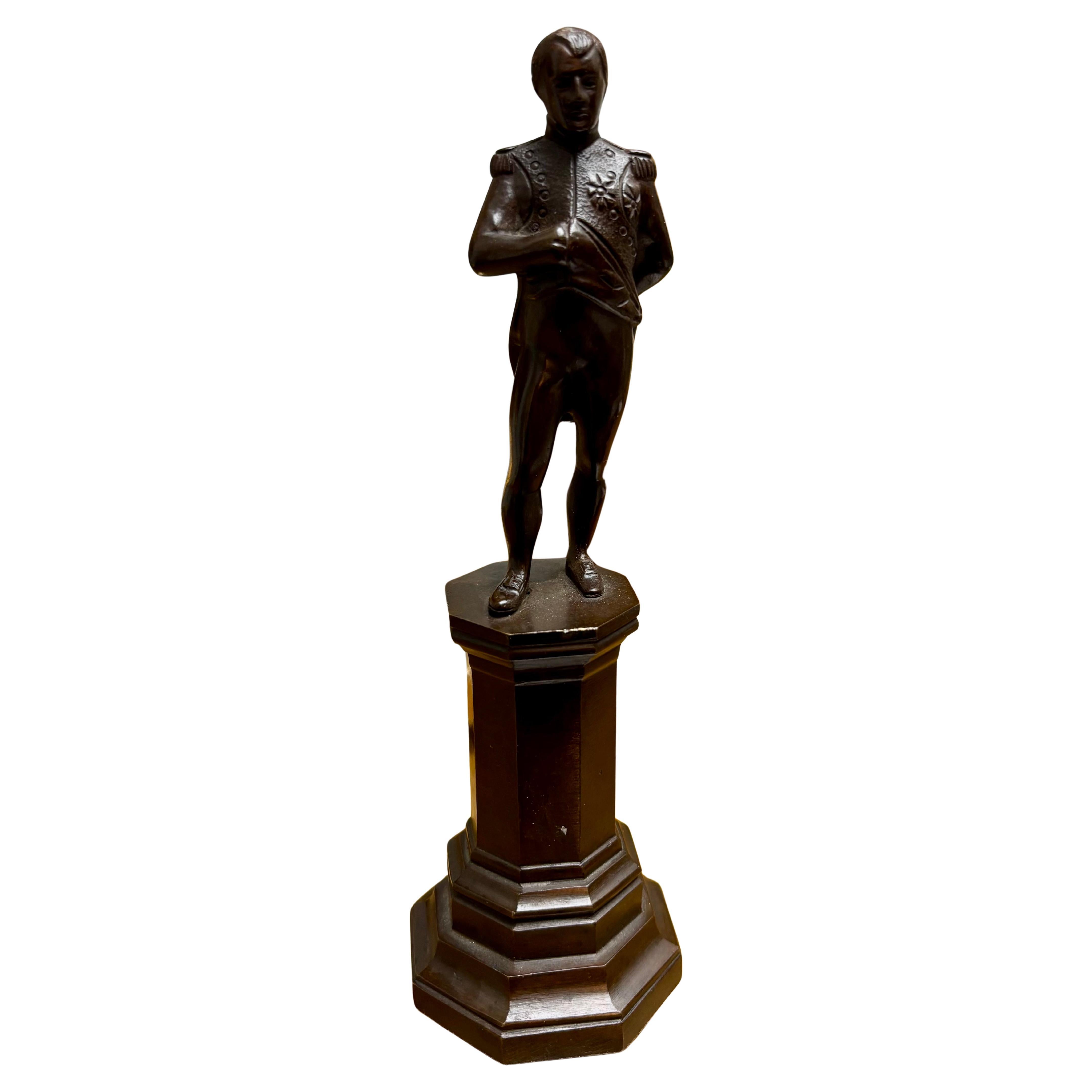 Statuetta in bronzo del 19° secolo di un Napoleone in piedi in uniforme su un piedistallo
