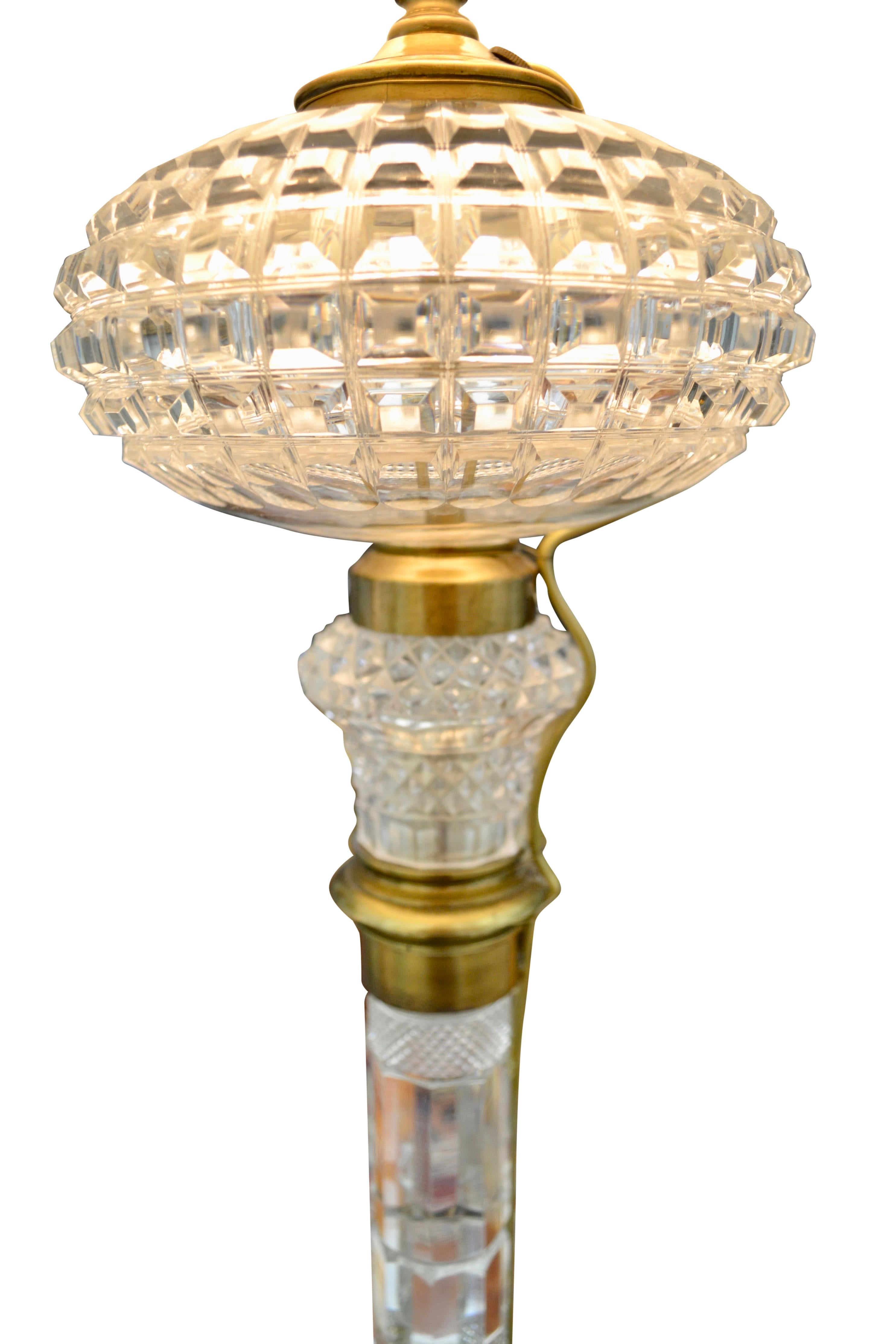 Français Lampe de style Baccarat du 19ème siècle en cristal taillé garnie de laiton en vente
