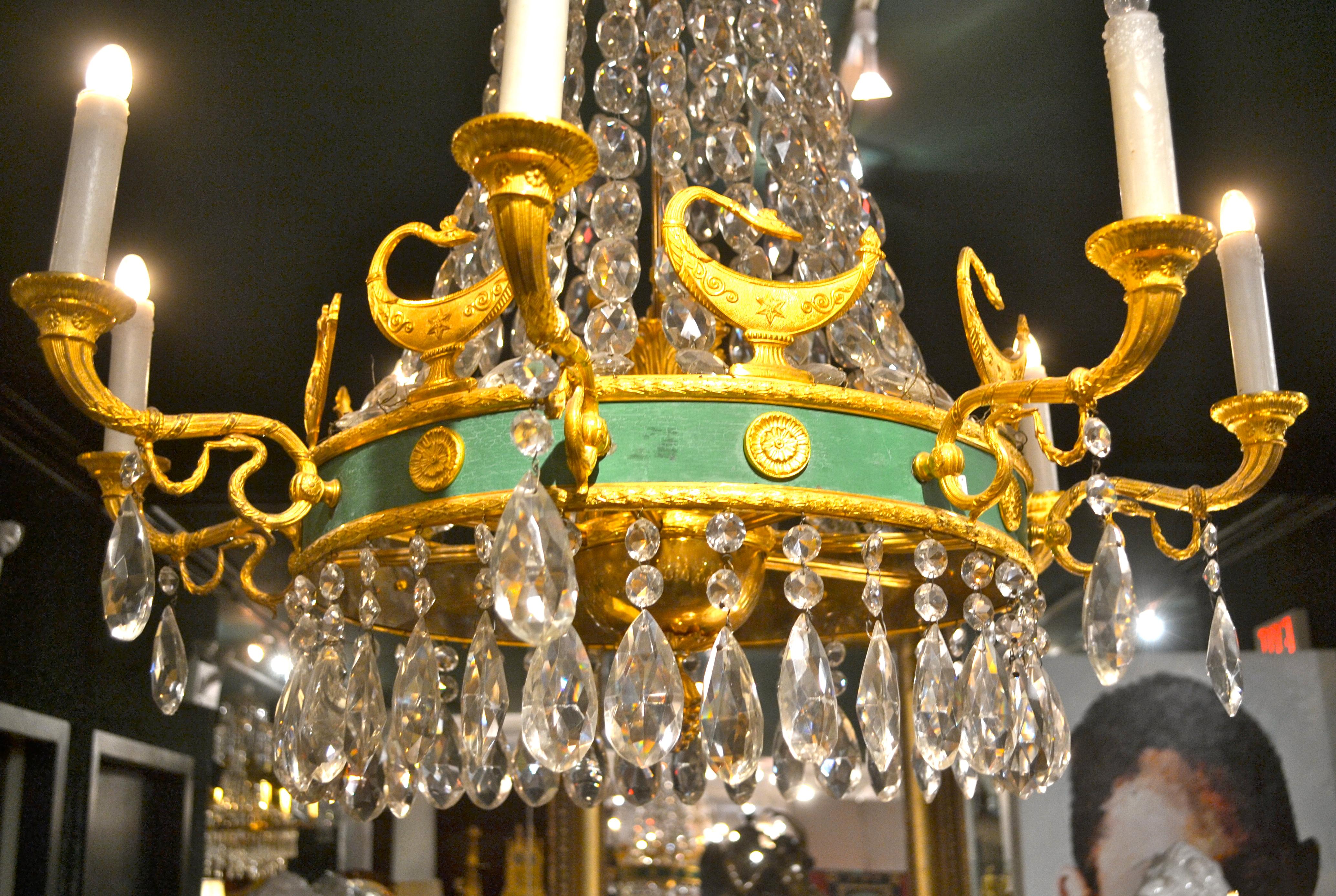 Sfaccettato Lampadario a otto bracci in cristallo e bronzo in stile Impero del XIX secolo in vendita