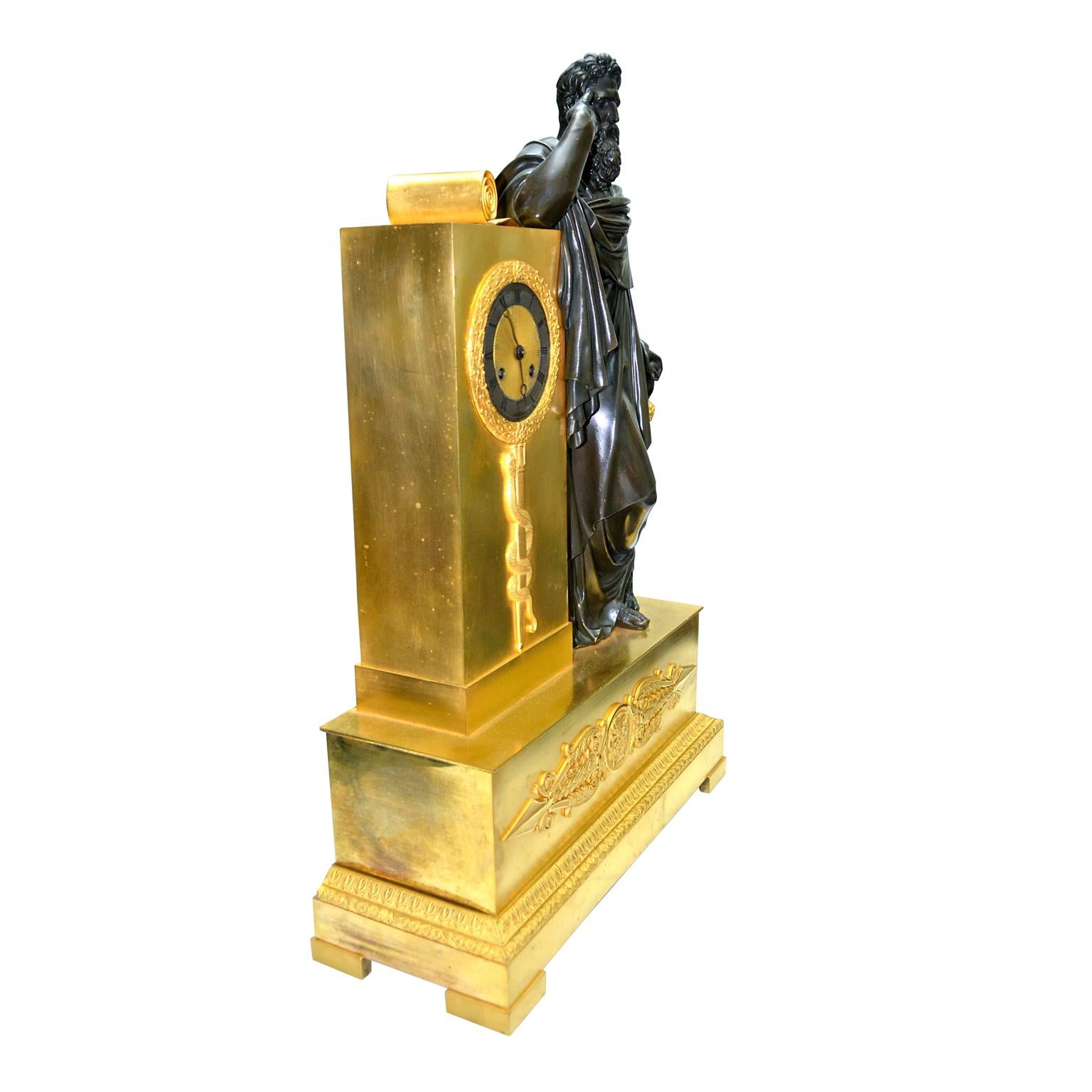  Französische Empire-Figurenuhr aus Bronze, die eine Allegorie von Preußerlichkeit oder Weisheit darstellt (Patiniert) im Angebot
