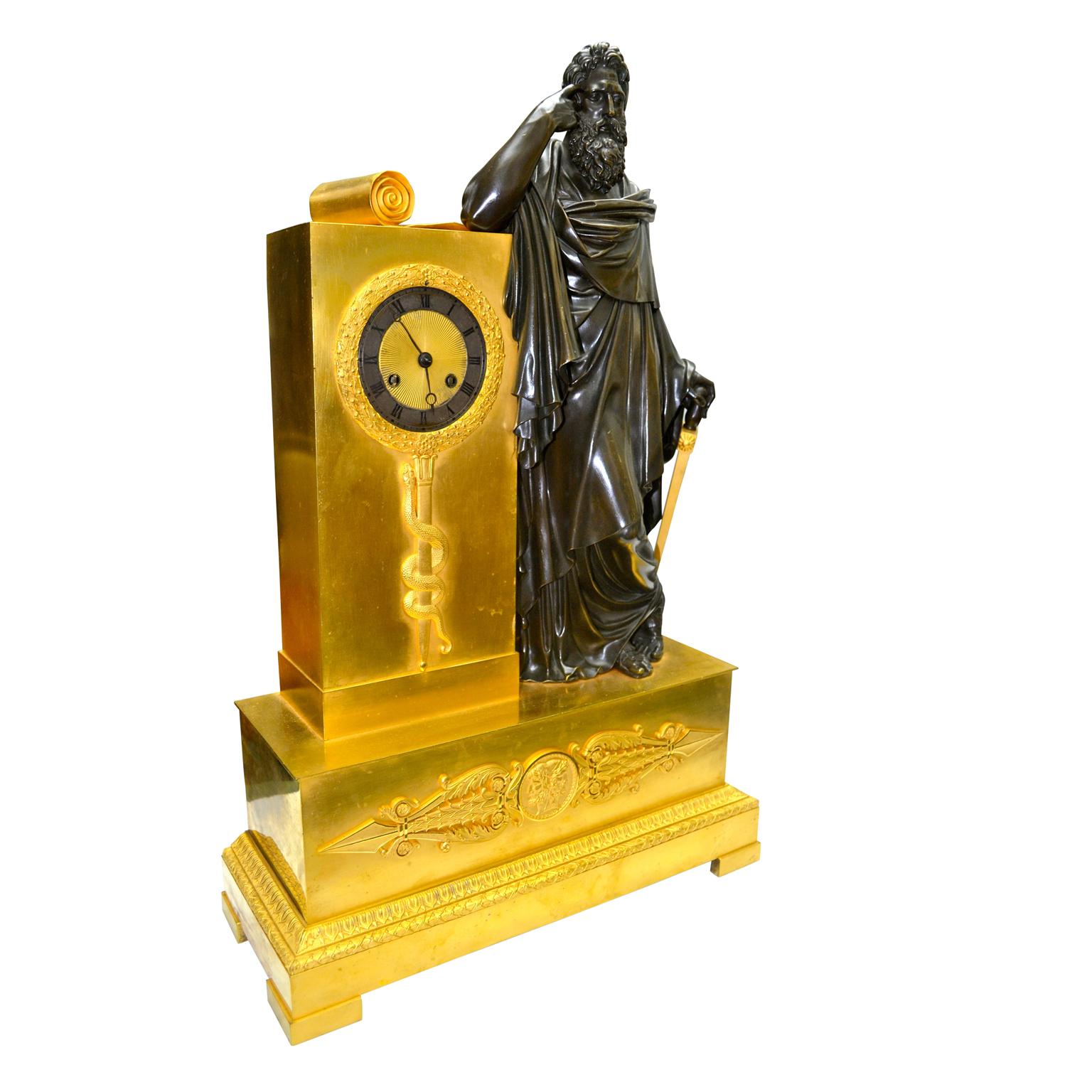 Patiné  Horloge Empire française en bronze représentant une allégorie de la prudence ou de la sagesse en vente