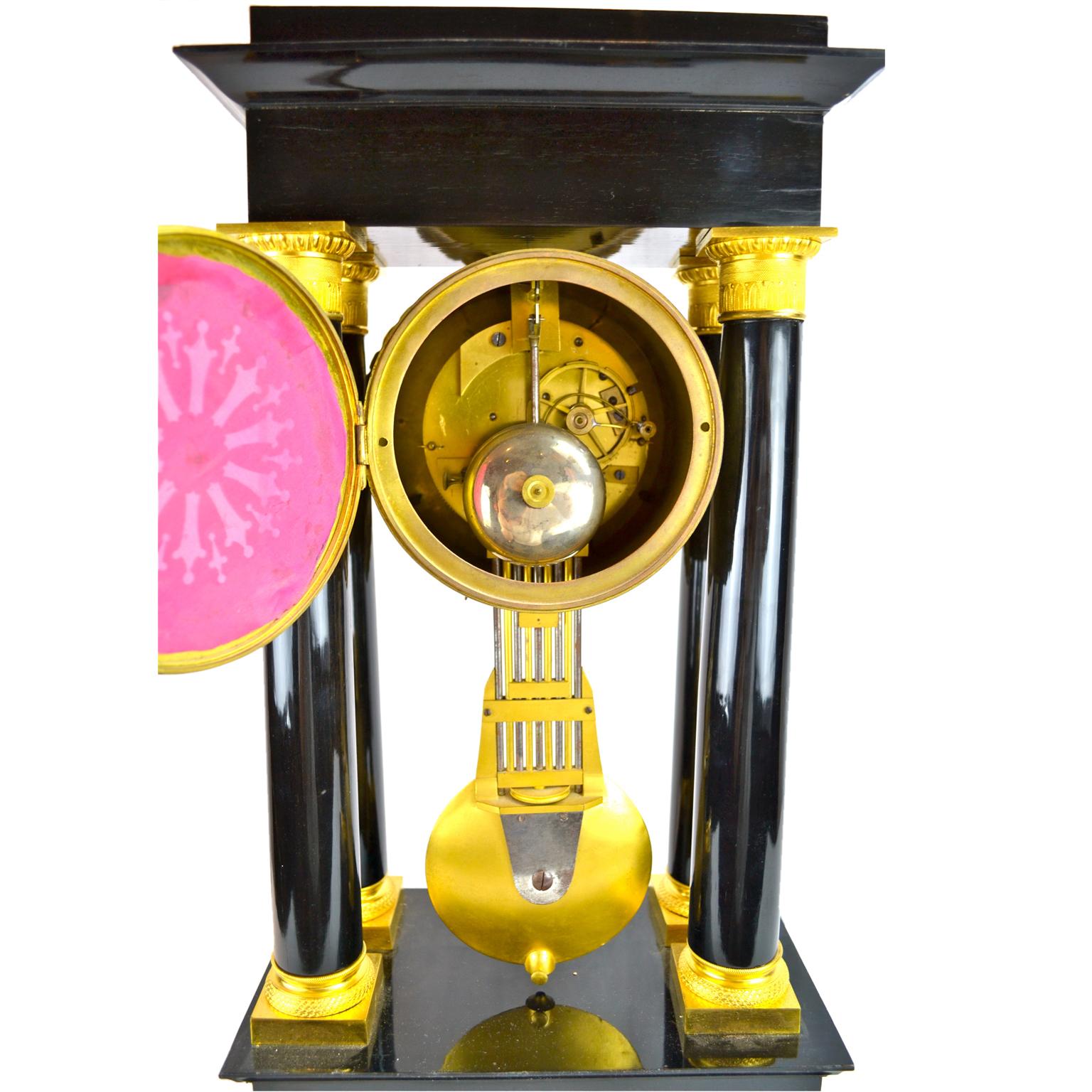 Eine große und beeindruckende französische Louis-Philippe-Portikus-Uhr mit Komplikationen. Das Gehäuse aus ebonisiertem Holz ist reich mit vergoldeten Bronzebeschlägen verziert; das versilberte 5?-Zifferblatt mit römischen Ziffern befindet sich in