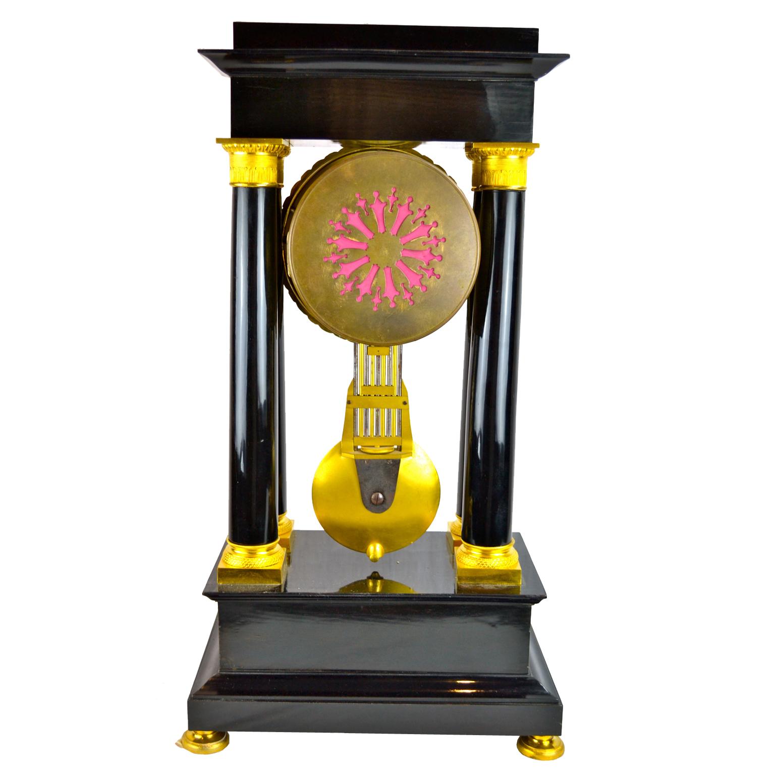 19. Jahrhundert Französisch Louis Philippe Ebonisiertes Holz und vergoldete Bronze Portikus Uhr im Zustand „Gut“ im Angebot in Vancouver, British Columbia