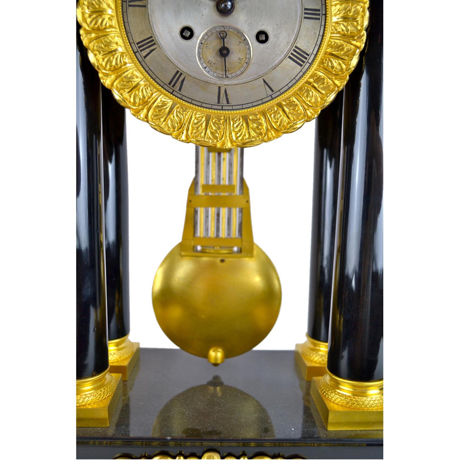 19. Jahrhundert Französisch Louis Philippe Ebonisiertes Holz und vergoldete Bronze Portikus Uhr im Angebot 2