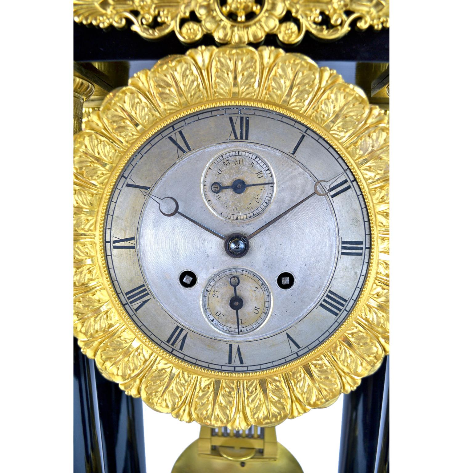 19. Jahrhundert Französisch Louis Philippe Ebonisiertes Holz und vergoldete Bronze Portikus Uhr im Angebot 4