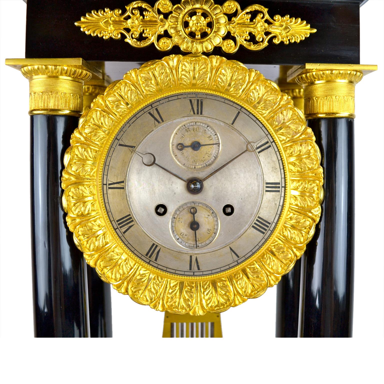 19. Jahrhundert Französisch Louis Philippe Ebonisiertes Holz und vergoldete Bronze Portikus Uhr im Angebot 5