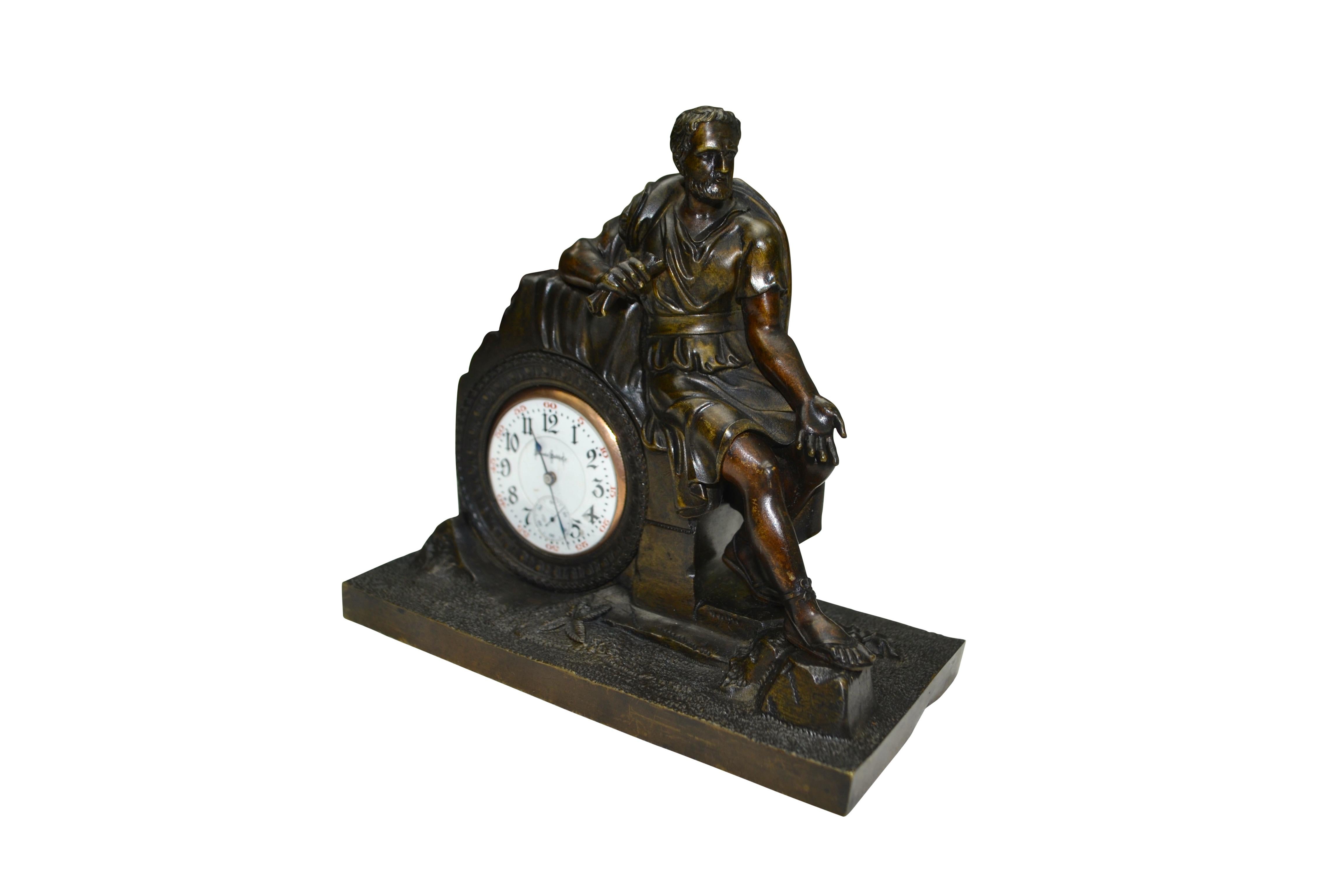 Ein hochwertiger neoklassizistischer Uhrenhalter aus patinierter Bronze, der einen klassisch drapierten römischen Kaiser zeigt, der auf einem Ruinenfeld sitzt und eine Schriftrolle in der rechten Hand hält; die linke Hand ist nach unten