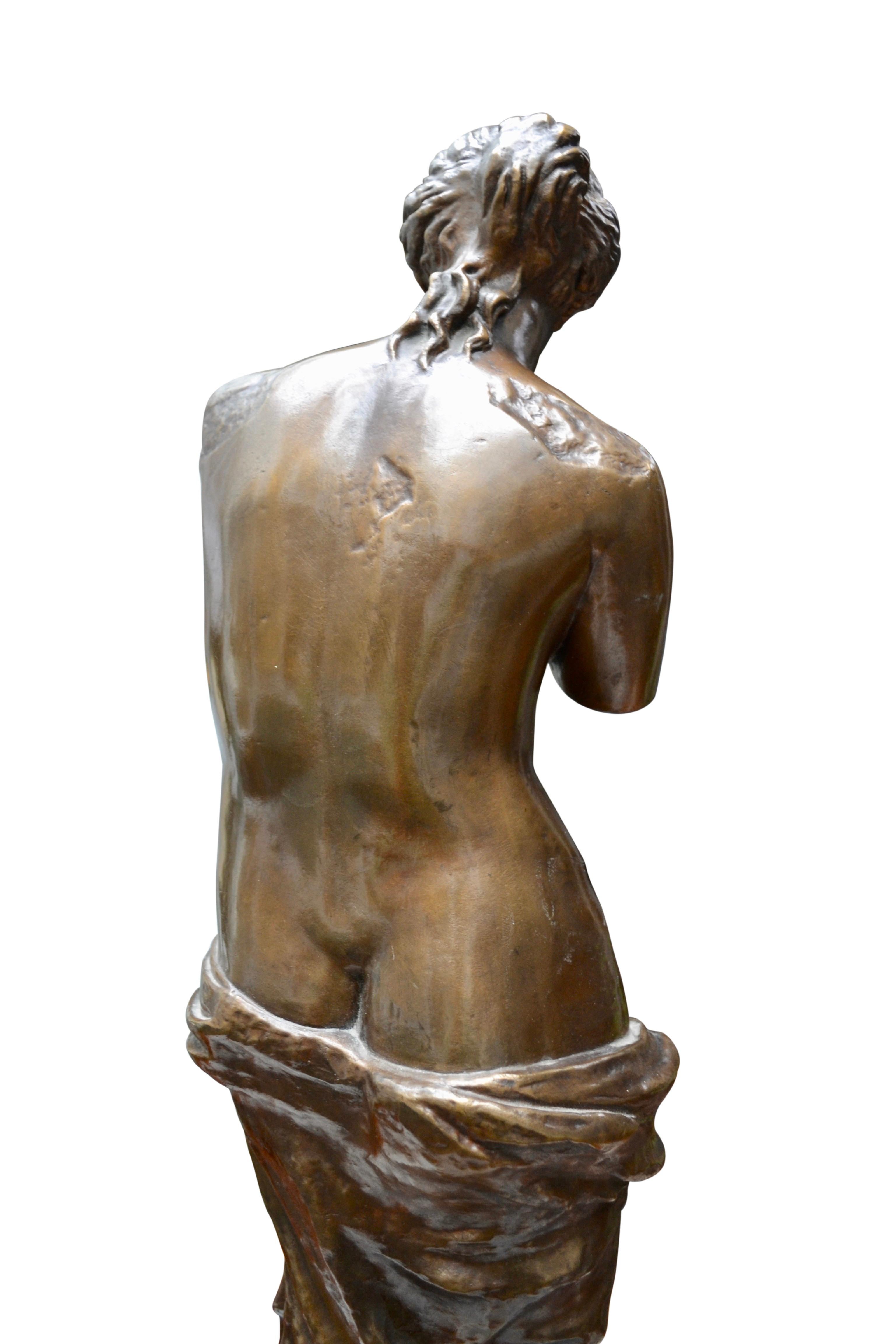 Une très belle étude en bronze du Grand Tour de la célèbre Vénus de Milo avec une excellente patine brune riche et de bons détails de surface finis à la main. Le moulage est inhabituel en ce sens qu'il ne prétend pas cacher les nombreuses