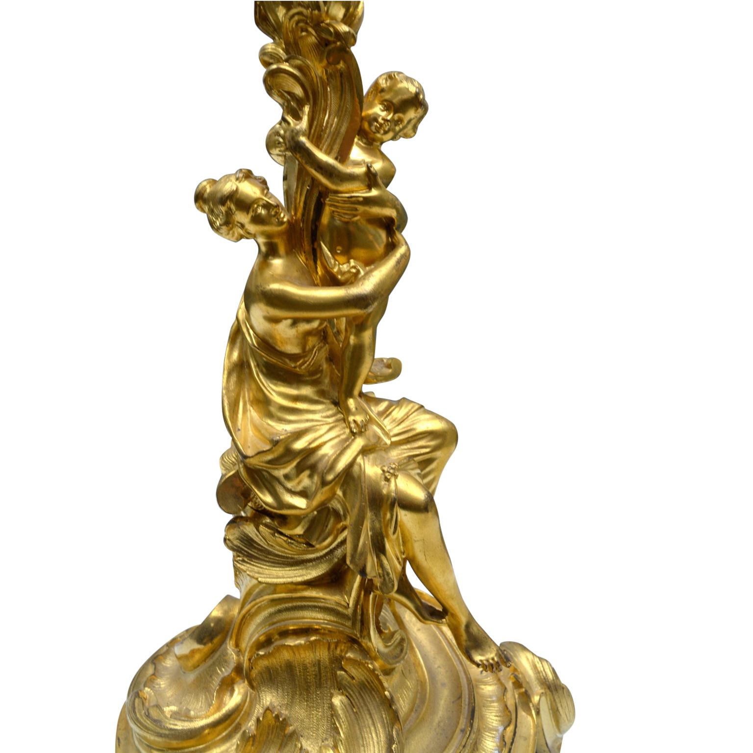 Doré Lampe figurative de style Louis XV du 19ème siècle en bronze doré rococo en vente