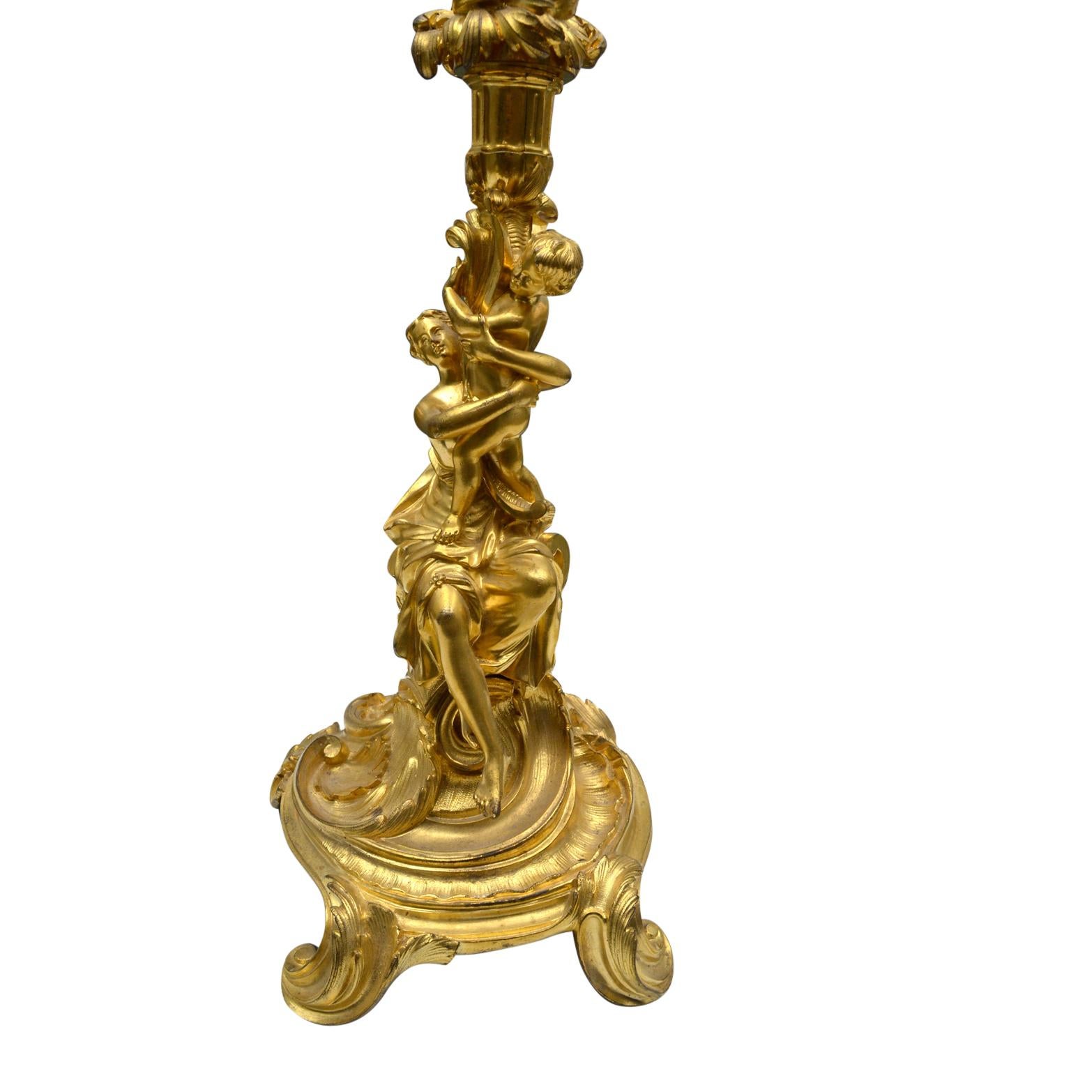 XIXe siècle Lampe figurative de style Louis XV du 19ème siècle en bronze doré rococo en vente
