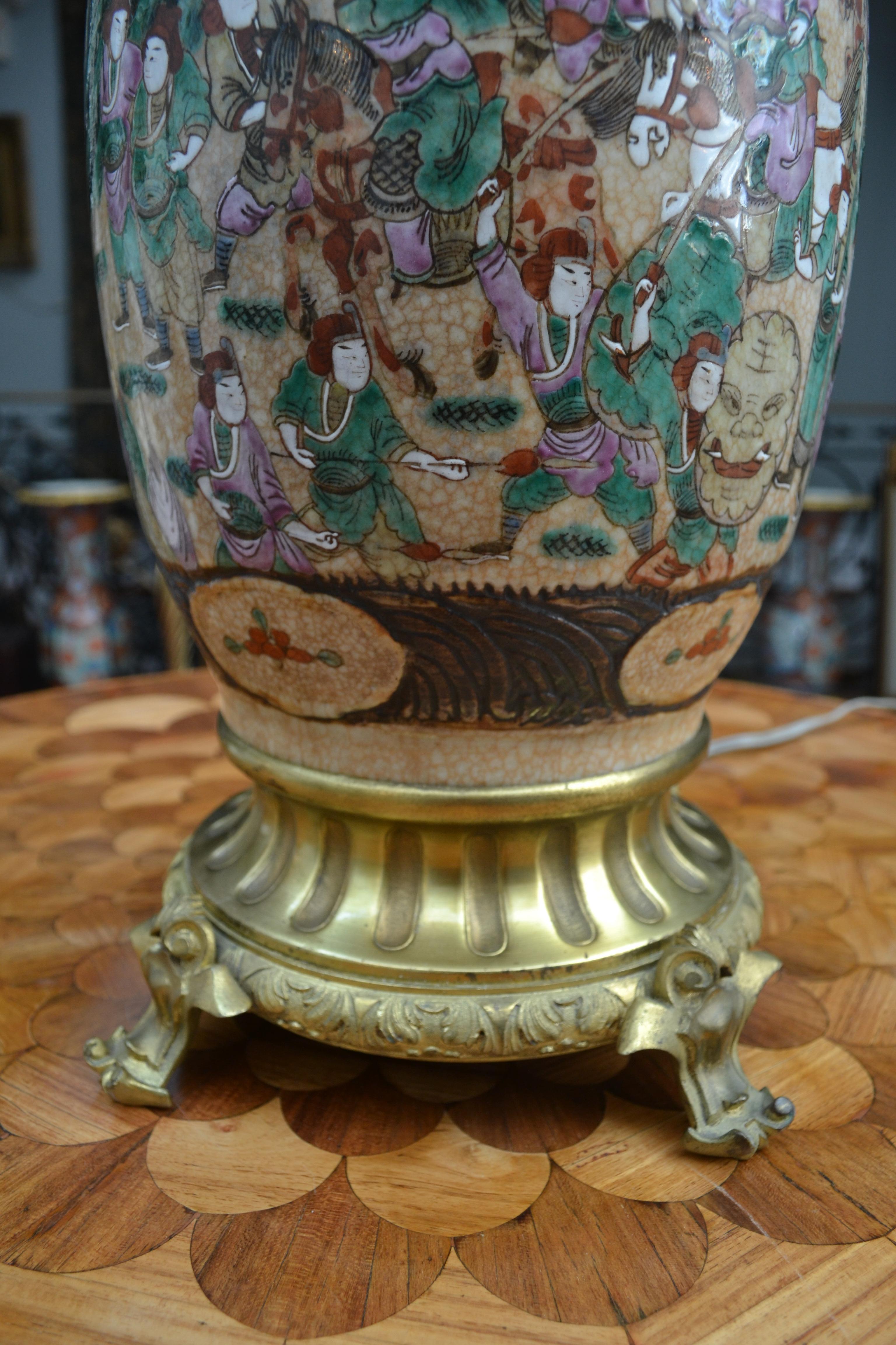  Un vase en porcelaine de Nanking du 19ème siècle sur une base en bronze doré transformé en lampe en vente 2