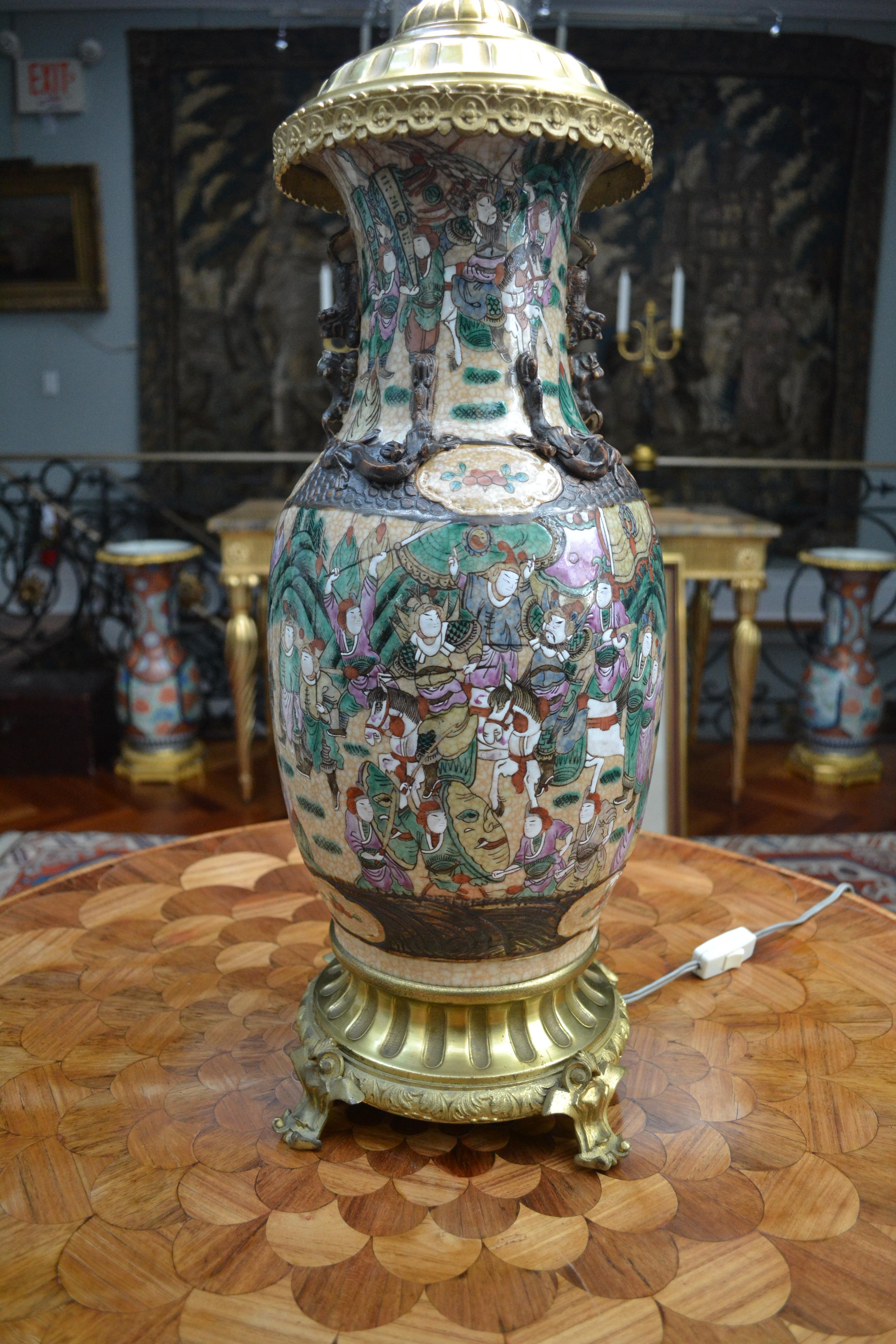  Un vase en porcelaine de Nanking du 19ème siècle sur une base en bronze doré transformé en lampe en vente 3
