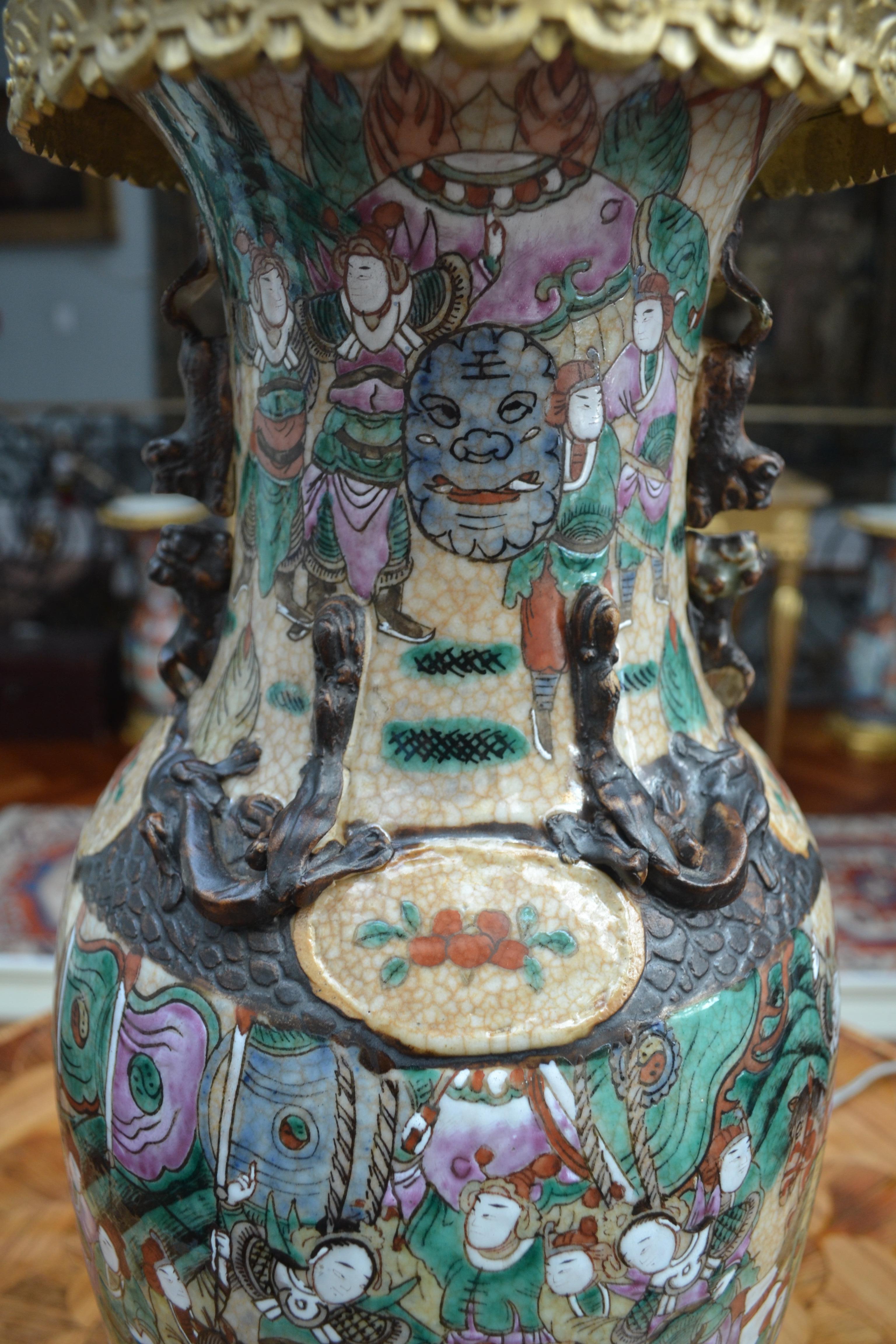  Un vase en porcelaine de Nanking du 19ème siècle sur une base en bronze doré transformé en lampe en vente 4