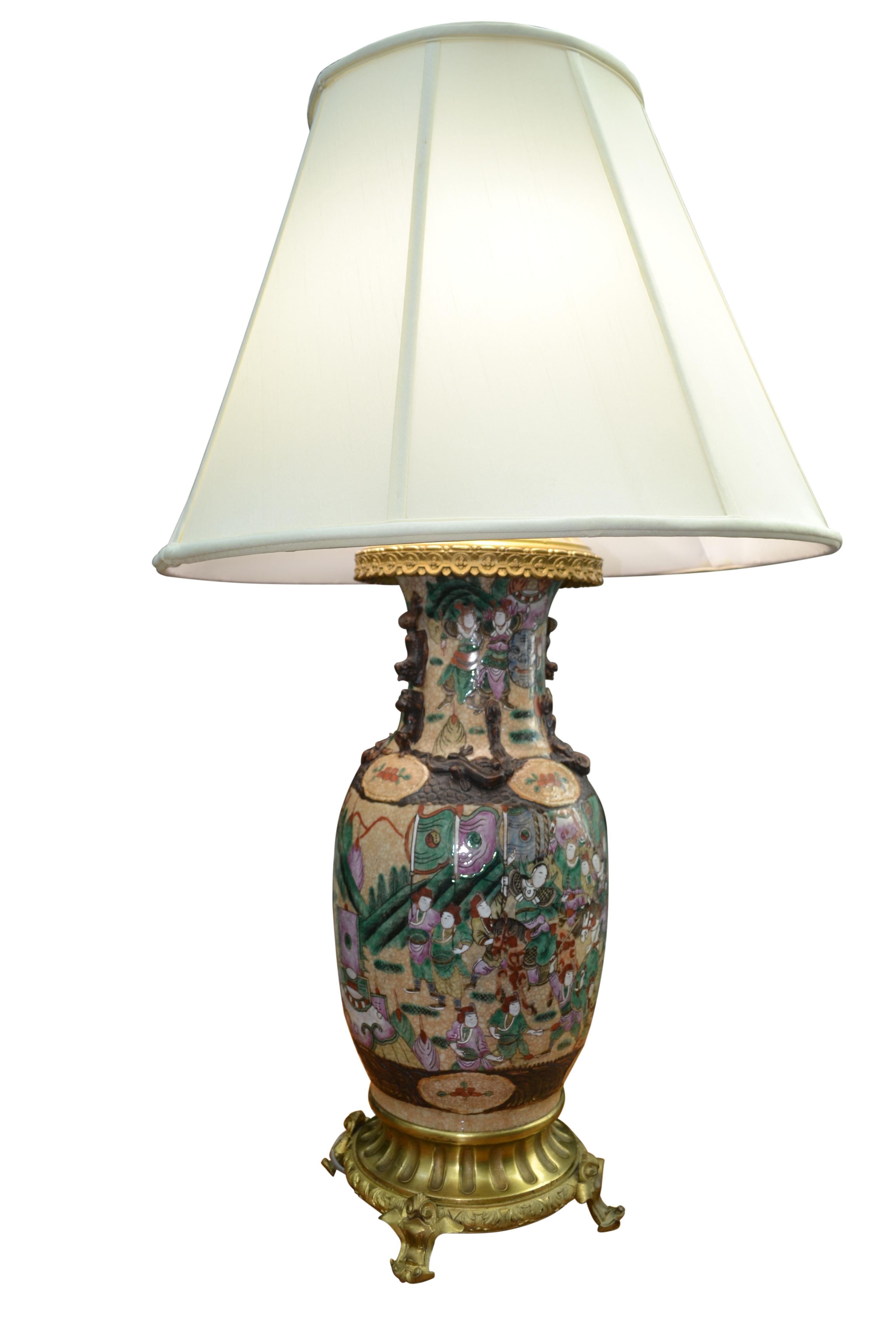 Asiatique  Un vase en porcelaine de Nanking du 19ème siècle sur une base en bronze doré transformé en lampe en vente