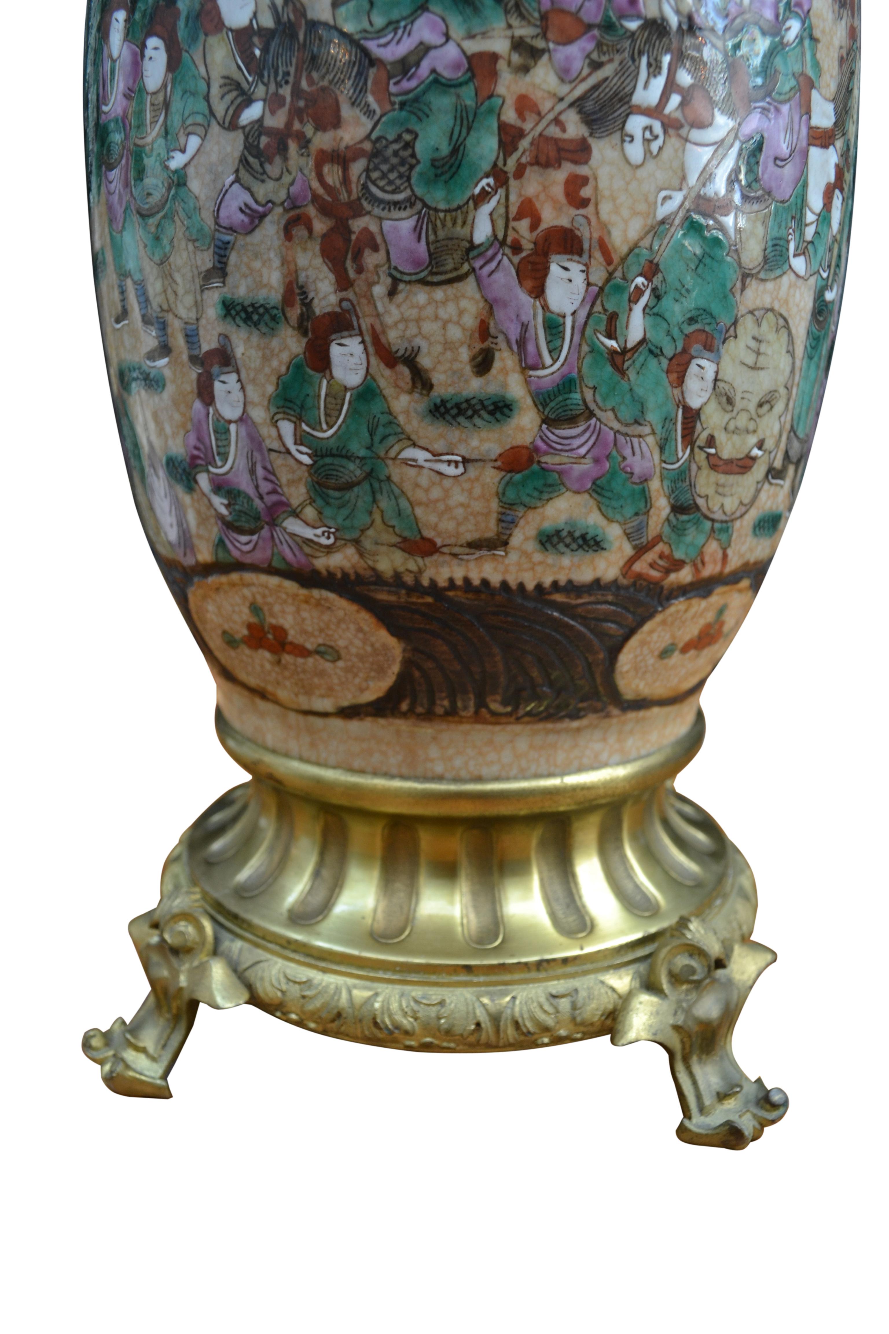 Vernissé  Un vase en porcelaine de Nanking du 19ème siècle sur une base en bronze doré transformé en lampe en vente