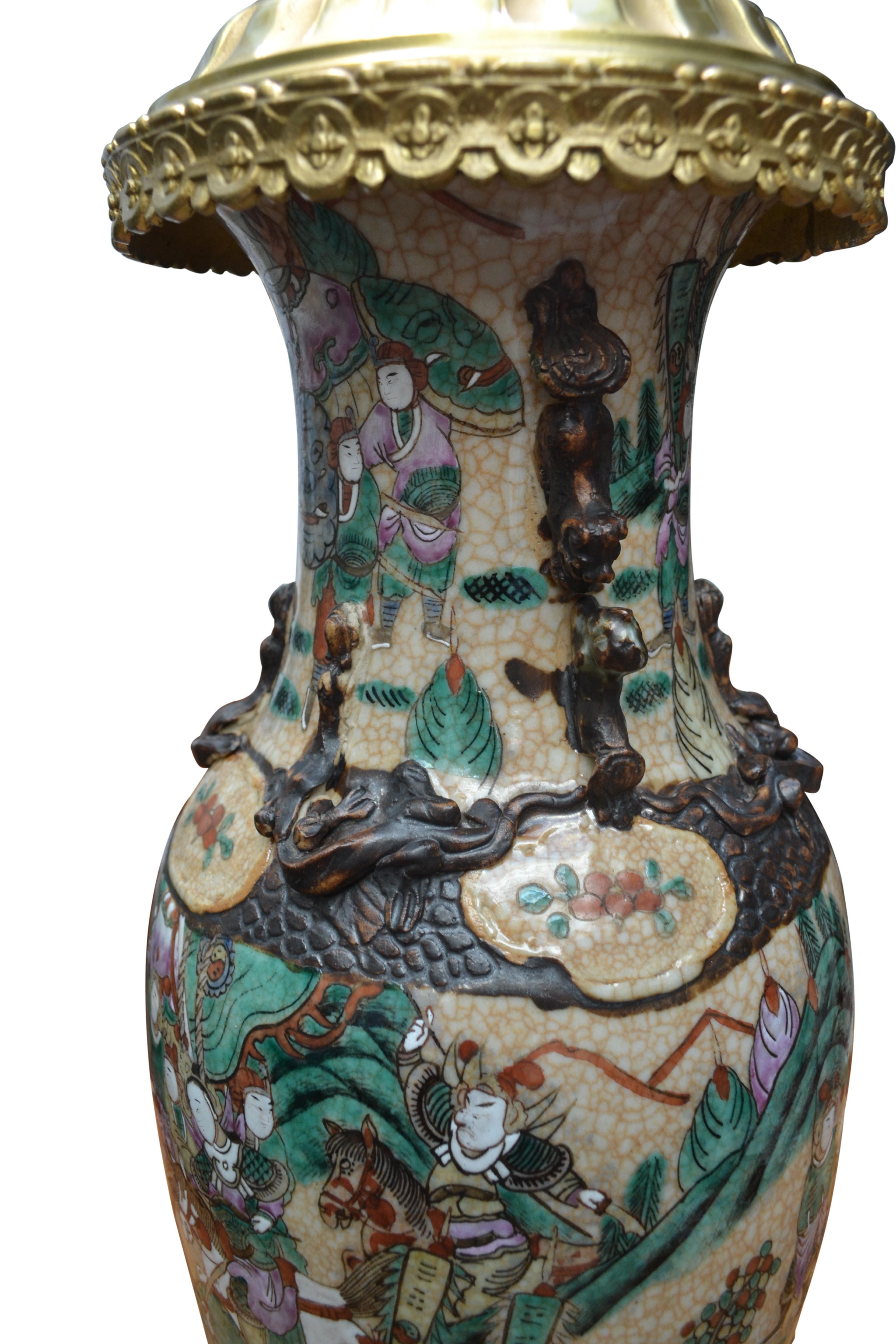  Un vase en porcelaine de Nanking du 19ème siècle sur une base en bronze doré transformé en lampe Bon état - En vente à Vancouver, British Columbia