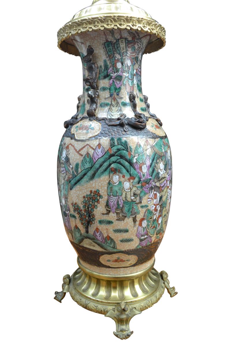 XIXe siècle  Un vase en porcelaine de Nanking du 19ème siècle sur une base en bronze doré transformé en lampe en vente