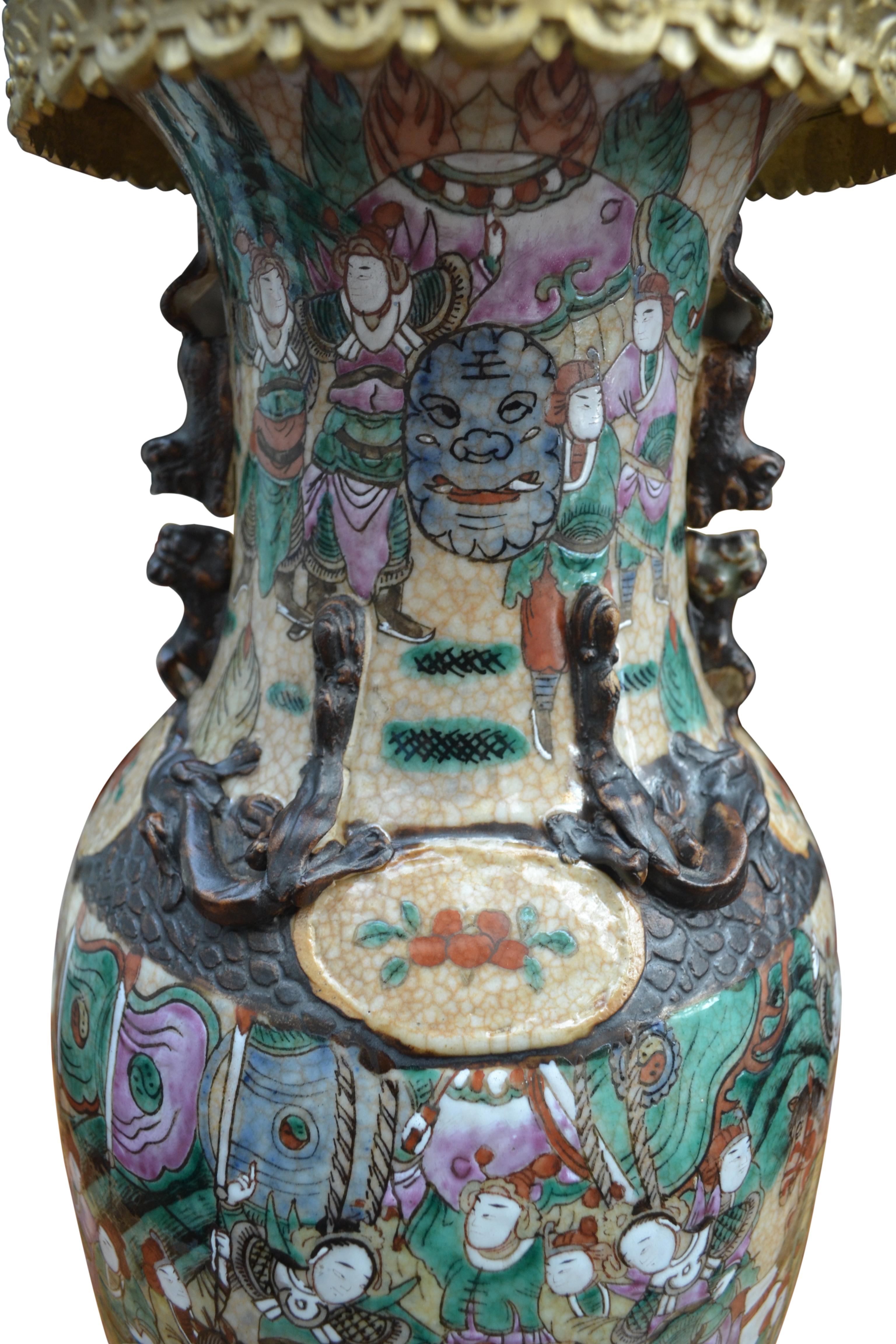 Porcelaine  Un vase en porcelaine de Nanking du 19ème siècle sur une base en bronze doré transformé en lampe en vente