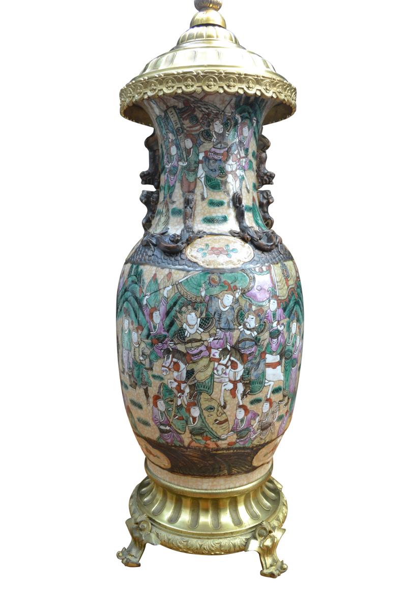  Un vase en porcelaine de Nanking du 19ème siècle sur une base en bronze doré transformé en lampe en vente 1