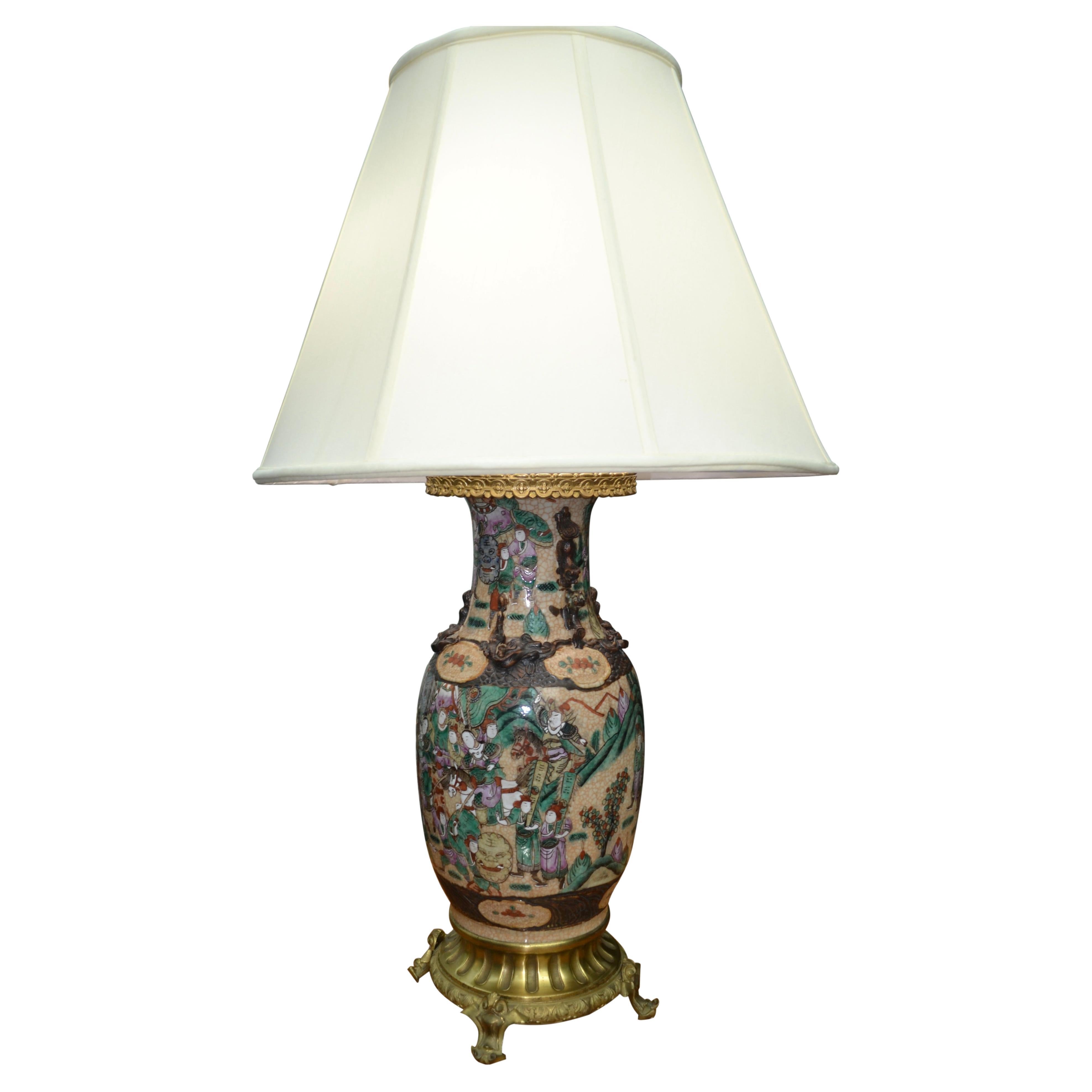  Un vase en porcelaine de Nanking du 19ème siècle sur une base en bronze doré transformé en lampe