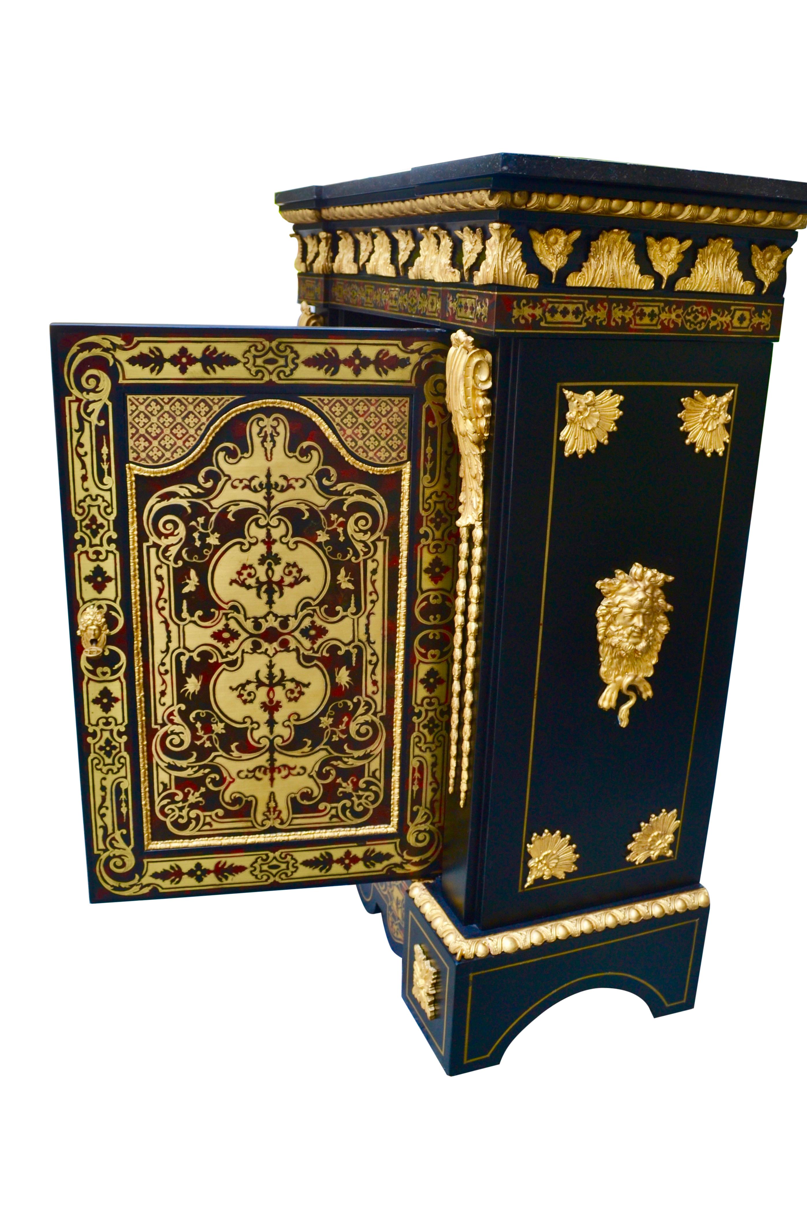 Français Cabinet Napoléon III du 19ème siècle en bois d'ébène et laiton incrusté en vente