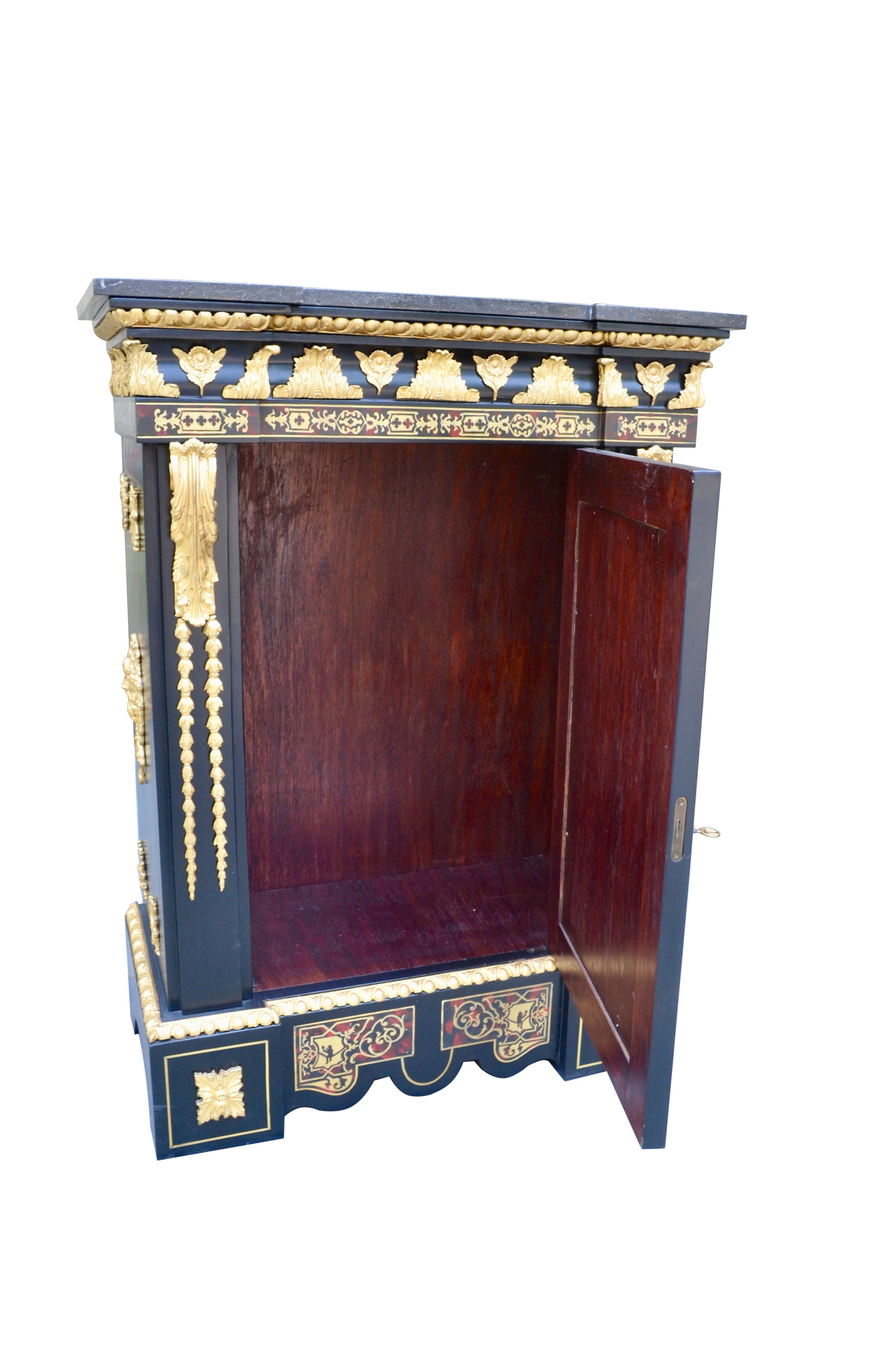 XIXe siècle Cabinet Napoléon III du 19ème siècle en bois d'ébène et laiton incrusté en vente