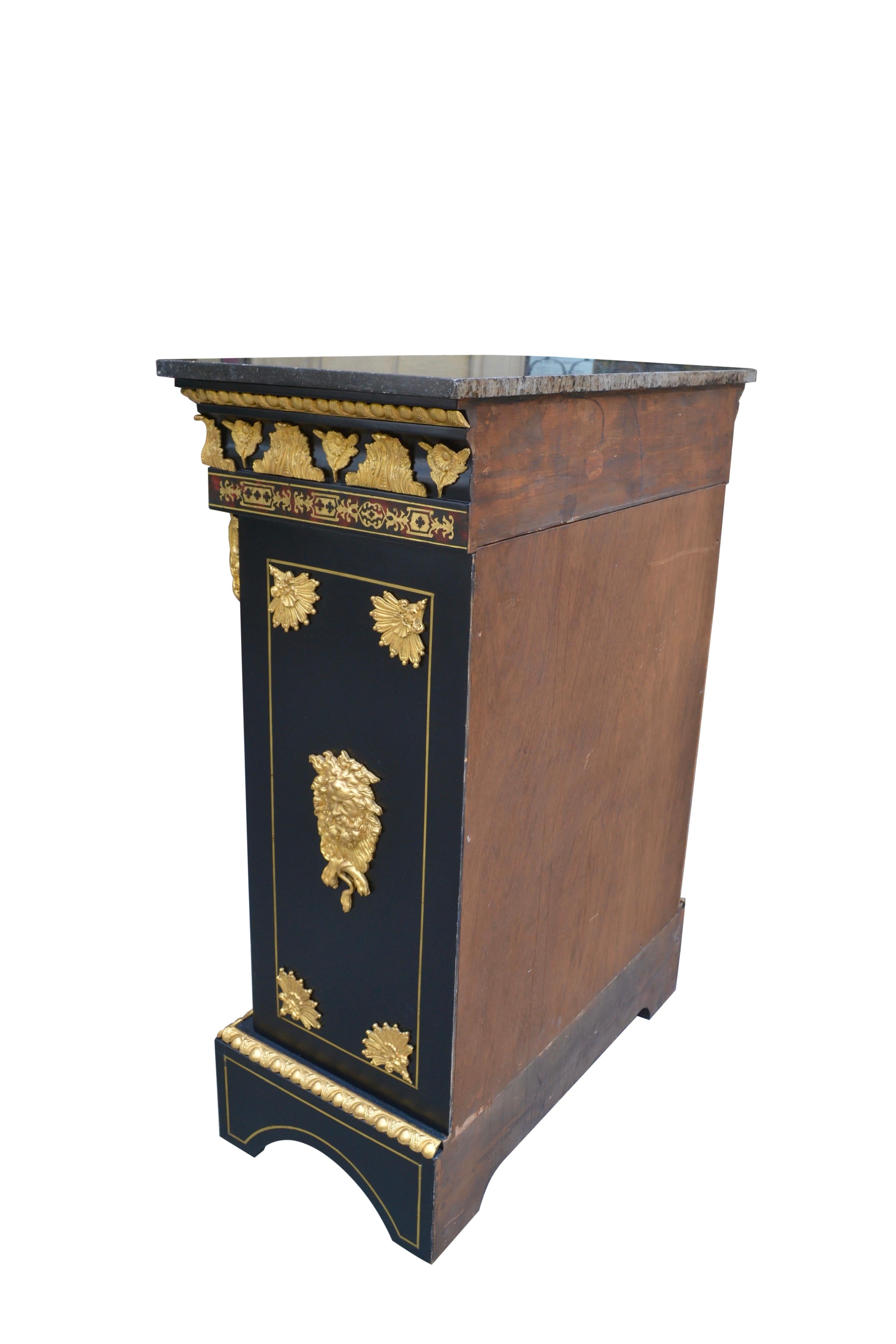 Laiton Cabinet Napoléon III du 19ème siècle en bois d'ébène et laiton incrusté en vente