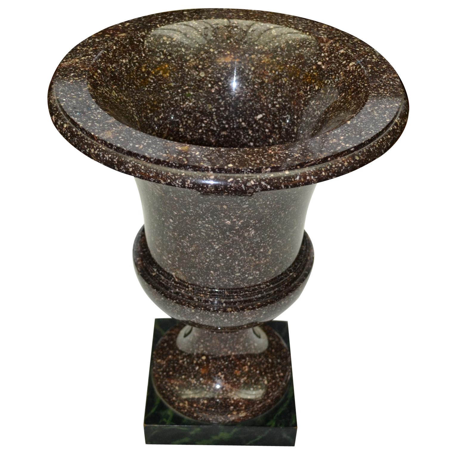 Neoclassico Vaso a urna campana in porfido svedese o russo del XIX secolo in vendita