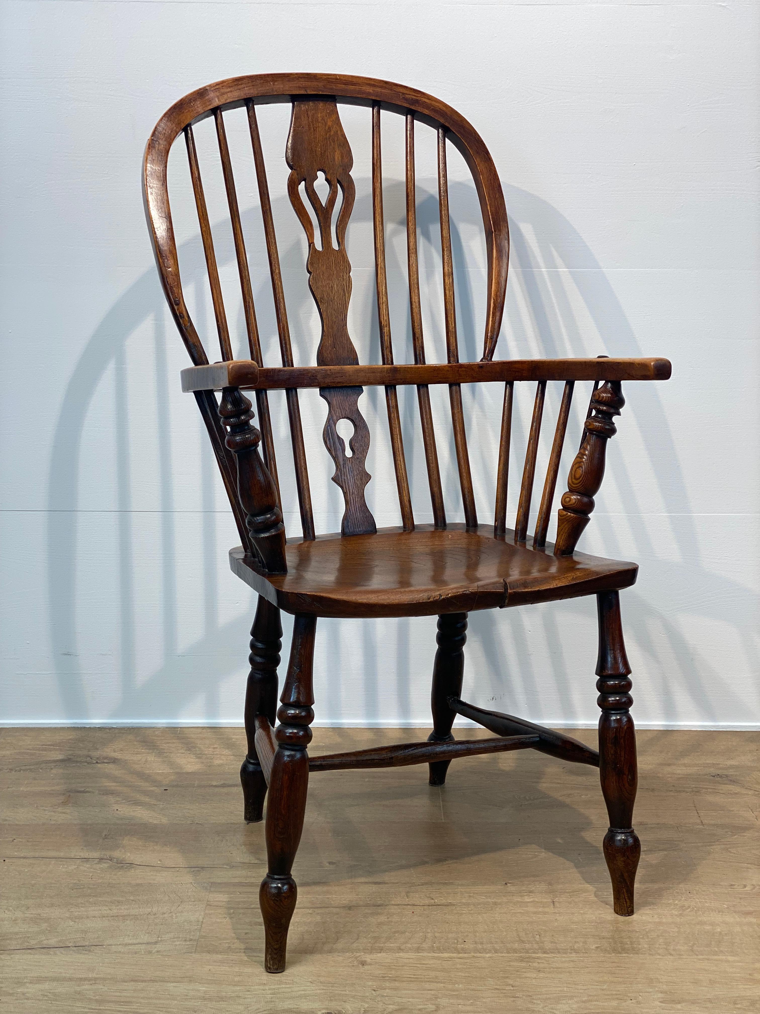 Preciosa Silla Windsor antigua hecha a mano en madera de olmo con bastidor de crinolina,
Finales del Siglo XIX, bonita y cálida pátina de la Madera usada,
Asiento cómodo, color cálido de la madera, 2 refuerzos de hierro,
ideal para colocar en una