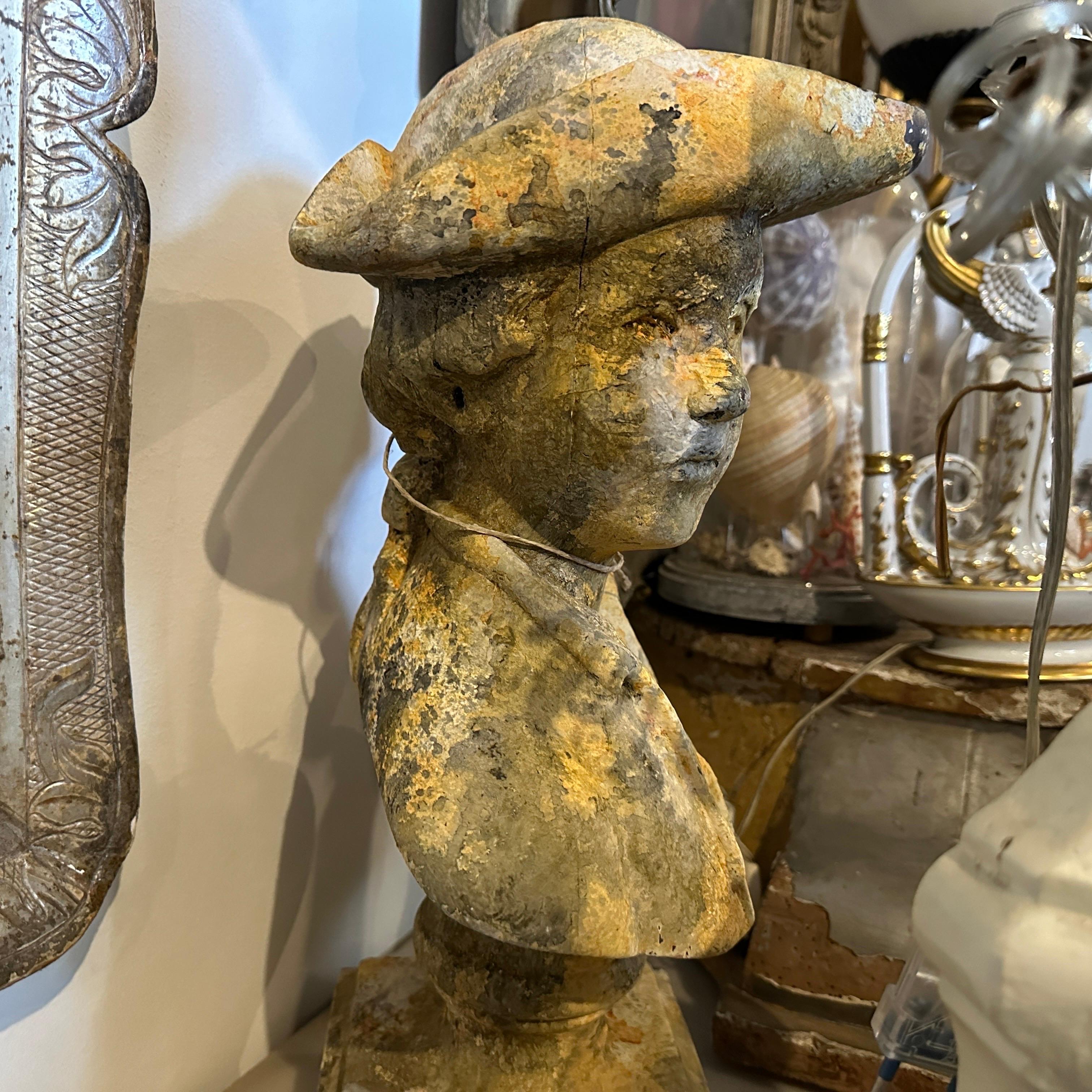 A 1900s Art Nouveau Patinated Wood Italian Bust of a Young Boy In Good Condition For Sale In Catania, Sicilia