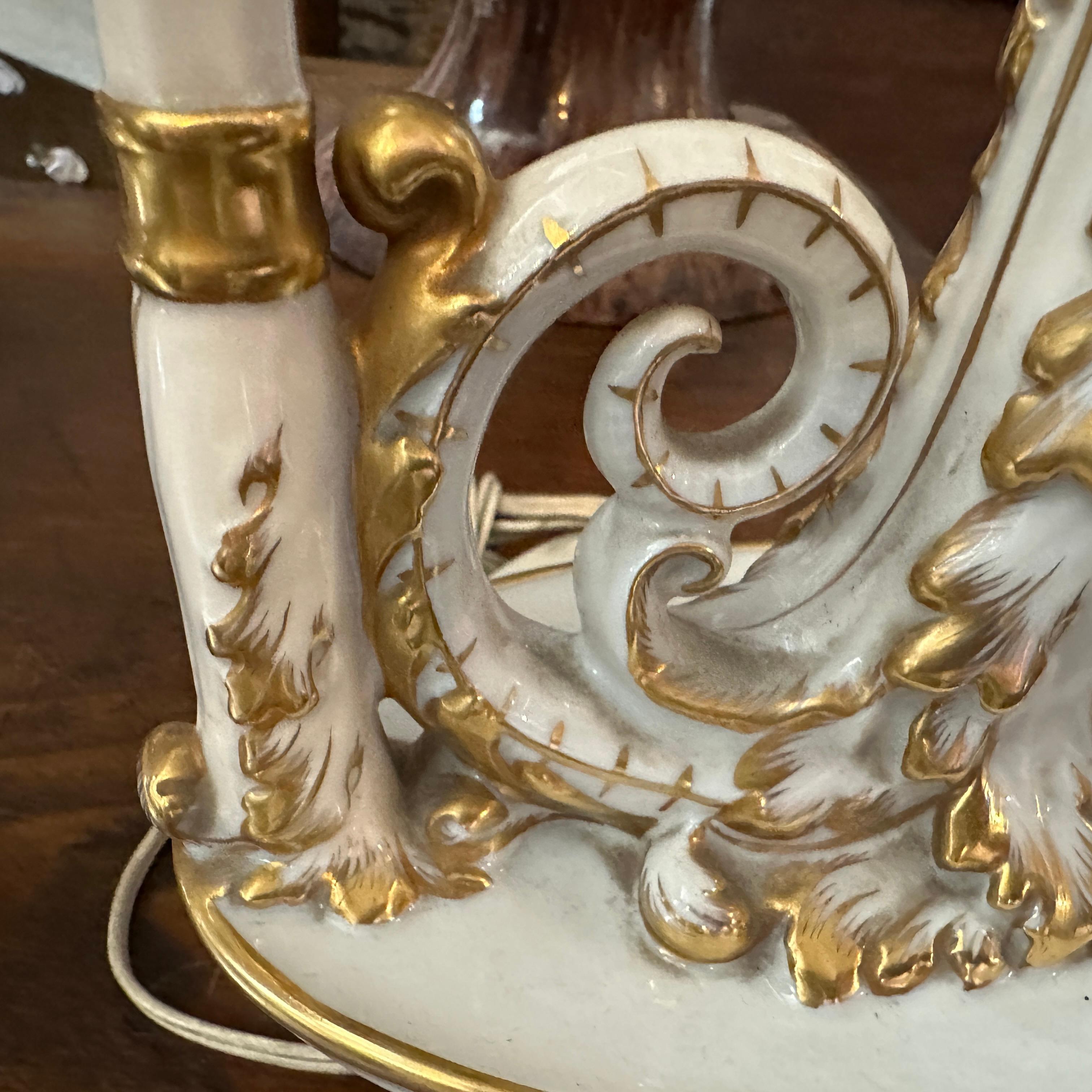 A 1900s Neoclassical White and Gold Capodimonte Porcelain Italian Table Lamp For Sale 6
